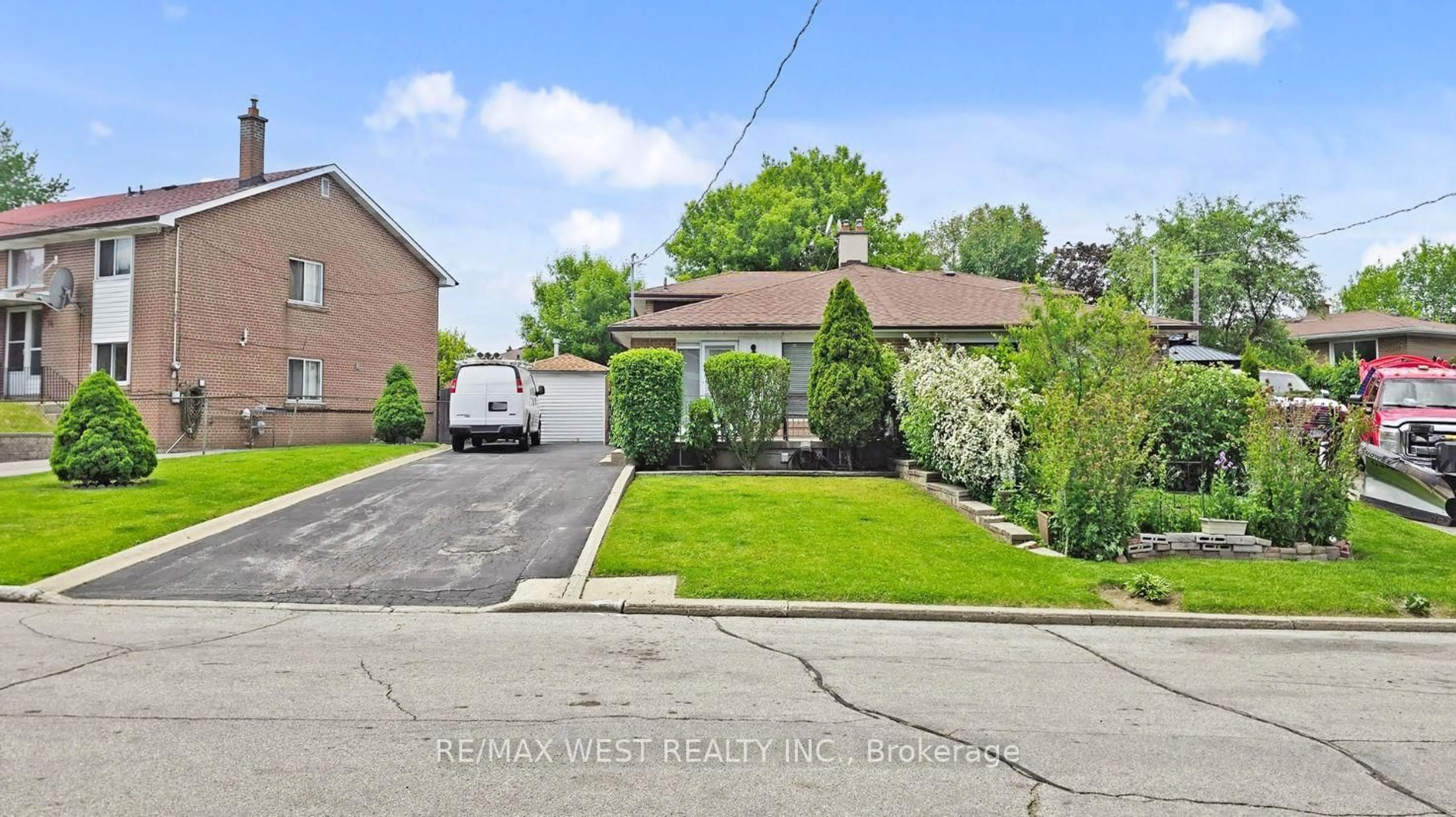 A pic from outside/outdoor area/front of a property/back of a property/a pic from drone, street for 12 Franson Cres, Toronto Ontario M9M 1T7