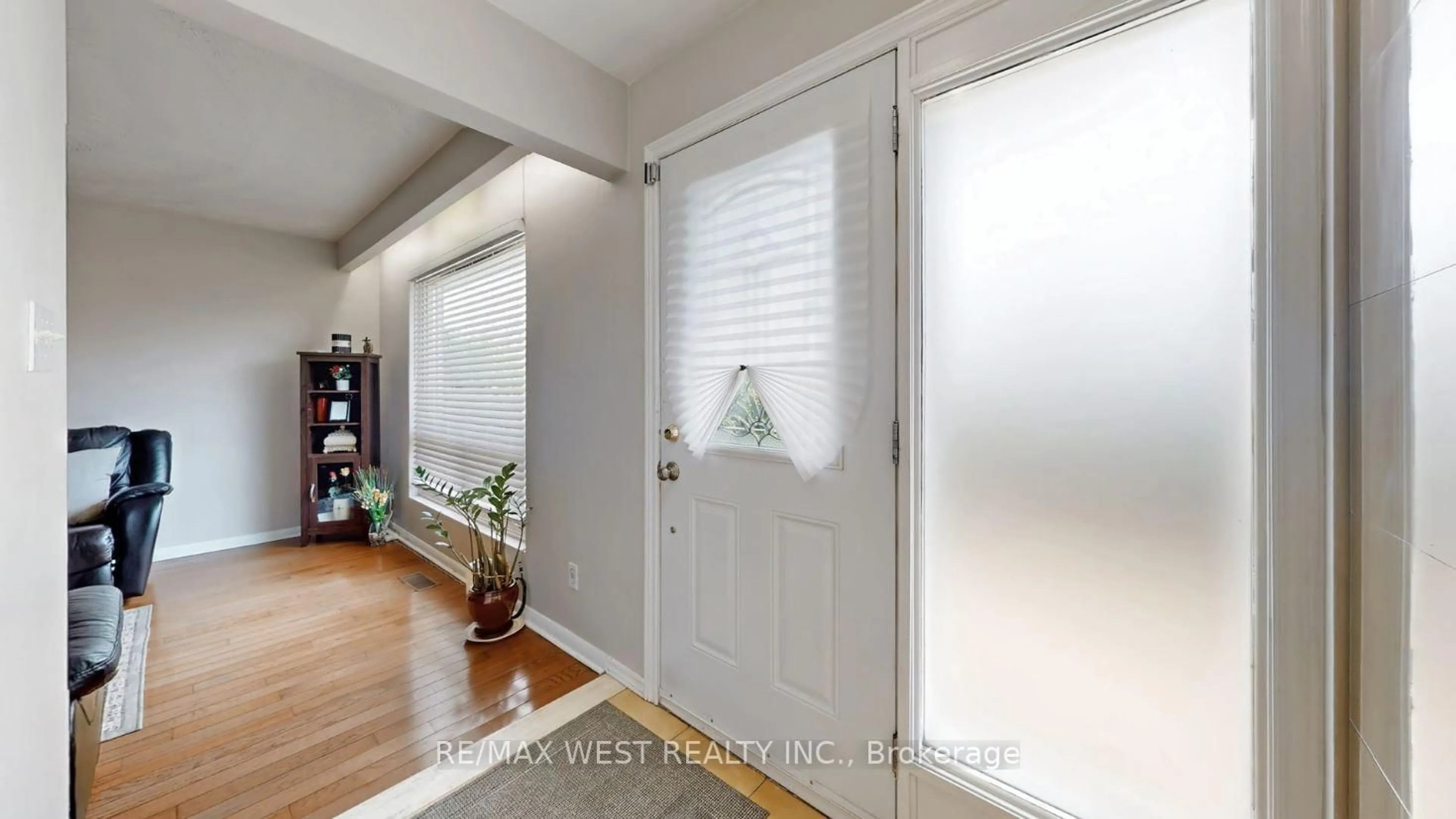 Indoor entryway for 12 Franson Cres, Toronto Ontario M9M 1T7