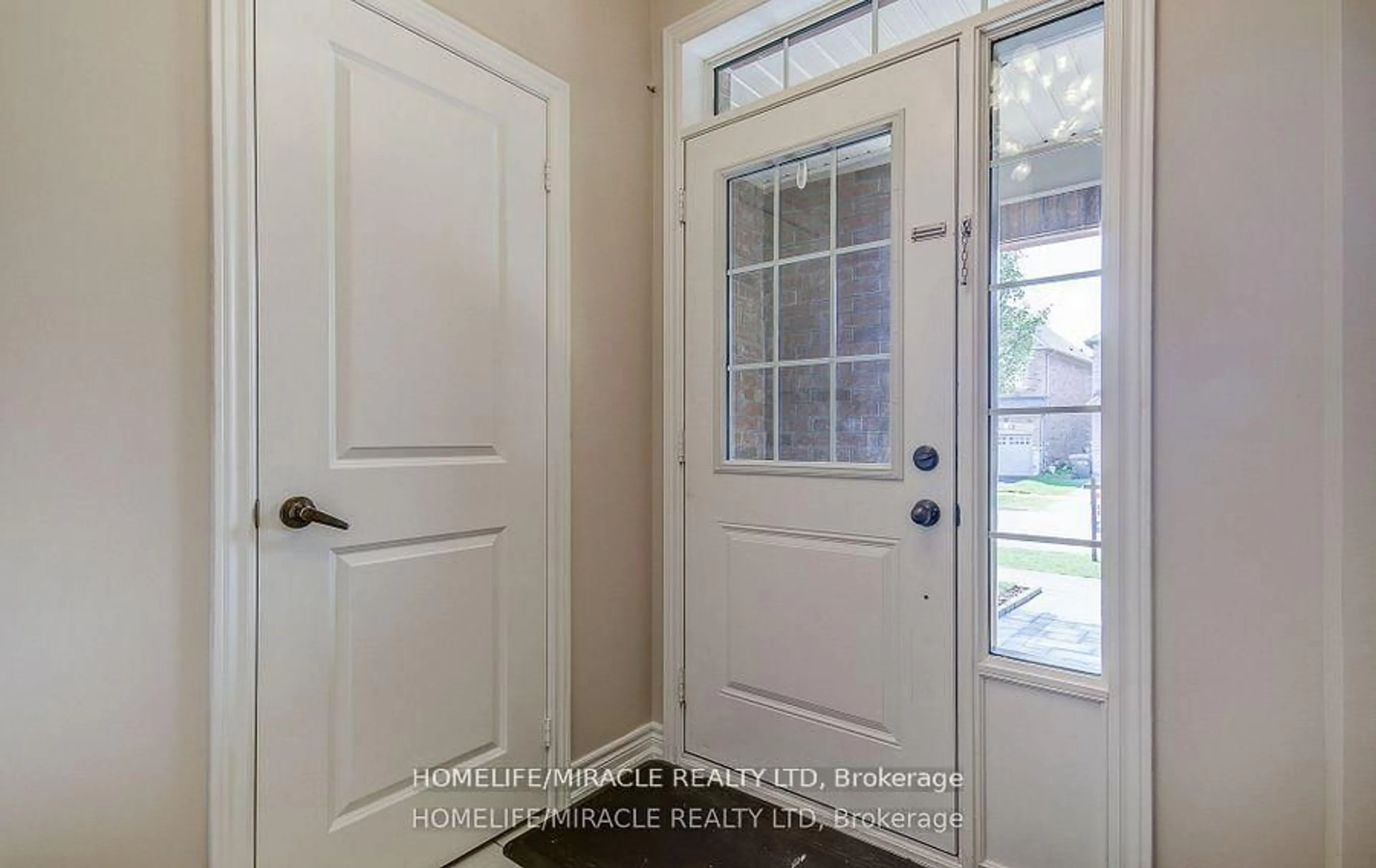 Indoor entryway for 33 MORRA Ave, Caledon Ontario L7E 4K6