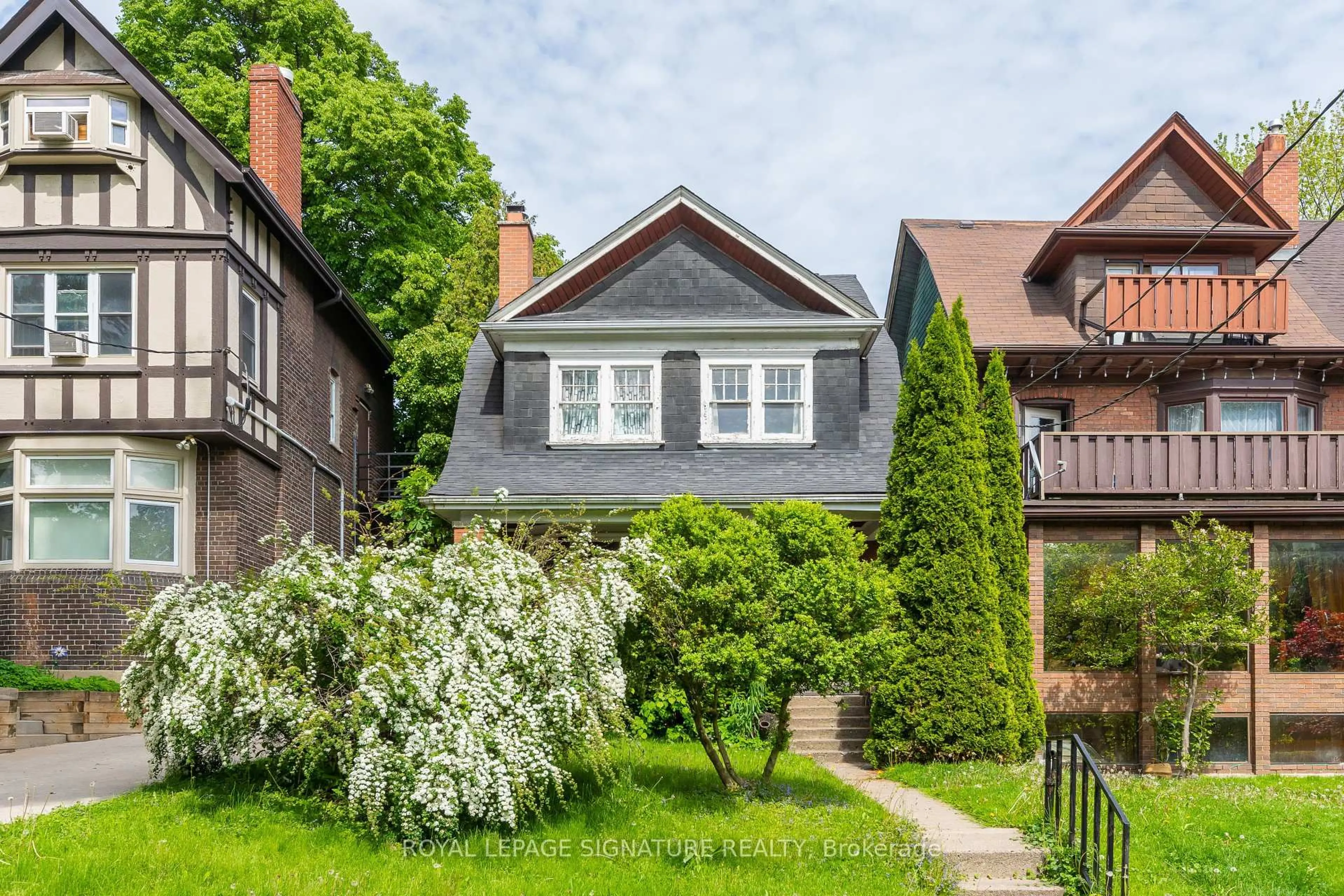 Home with brick exterior material, street for 25 Wilson Park Rd, Toronto Ontario M6K 3B6