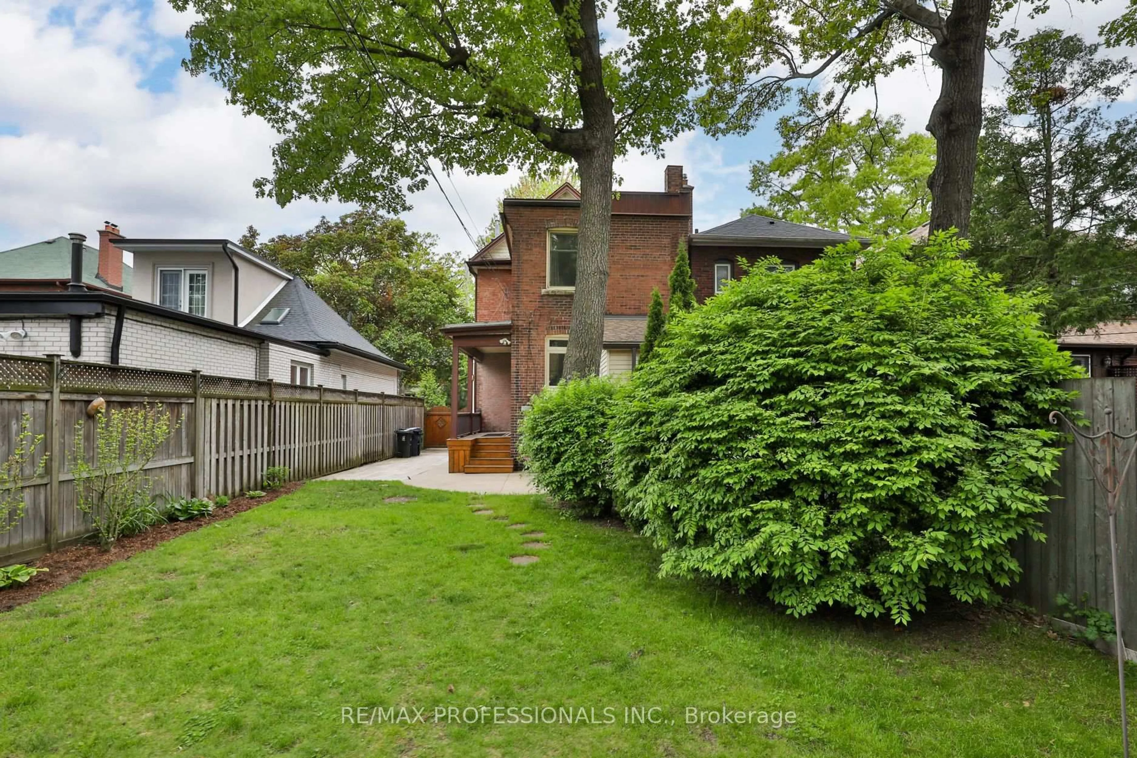 Patio, street for 587 Beresford Ave, Toronto Ontario M6S 3C2