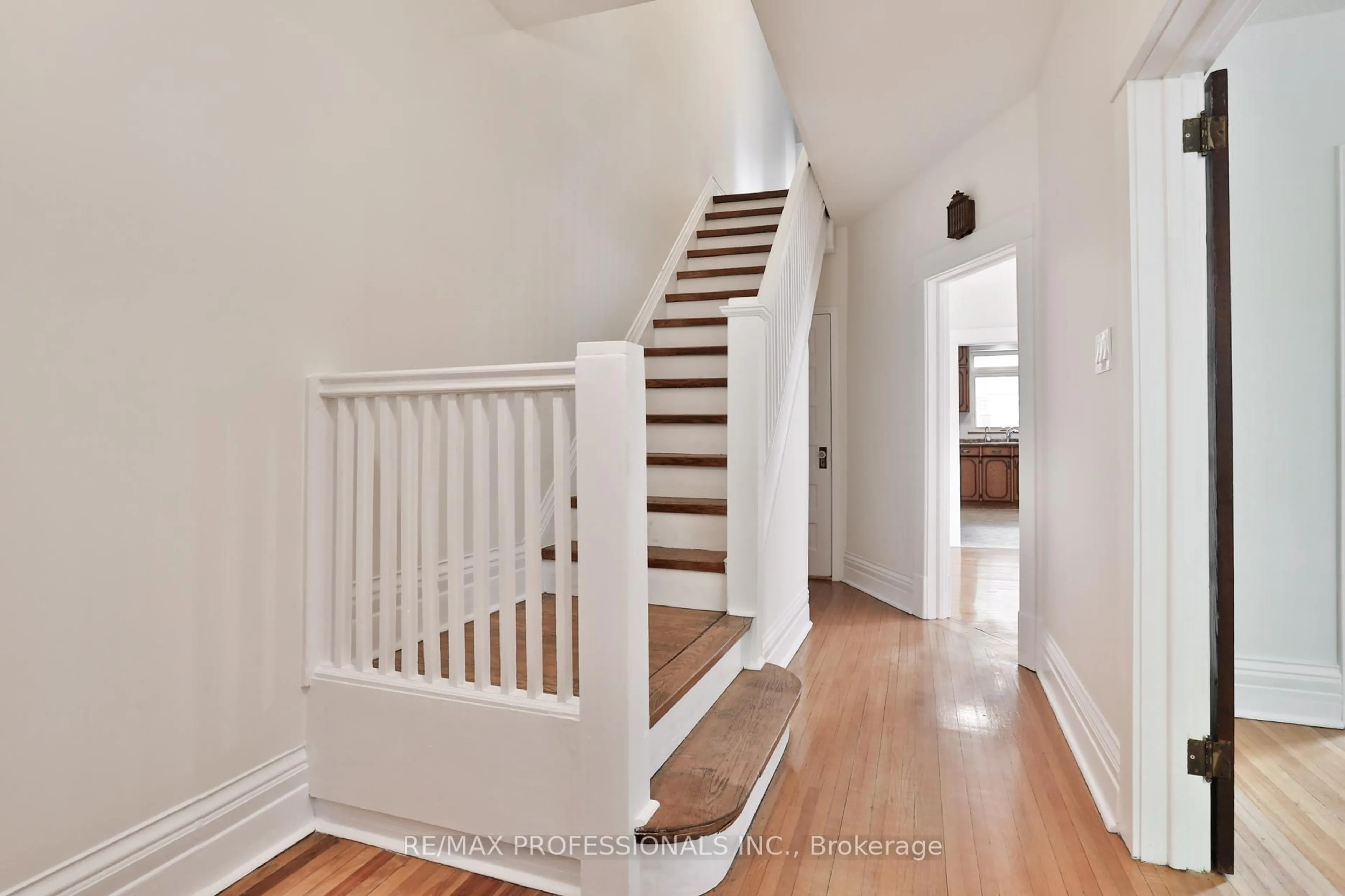 Stairs for 587 Beresford Ave, Toronto Ontario M6S 3C2