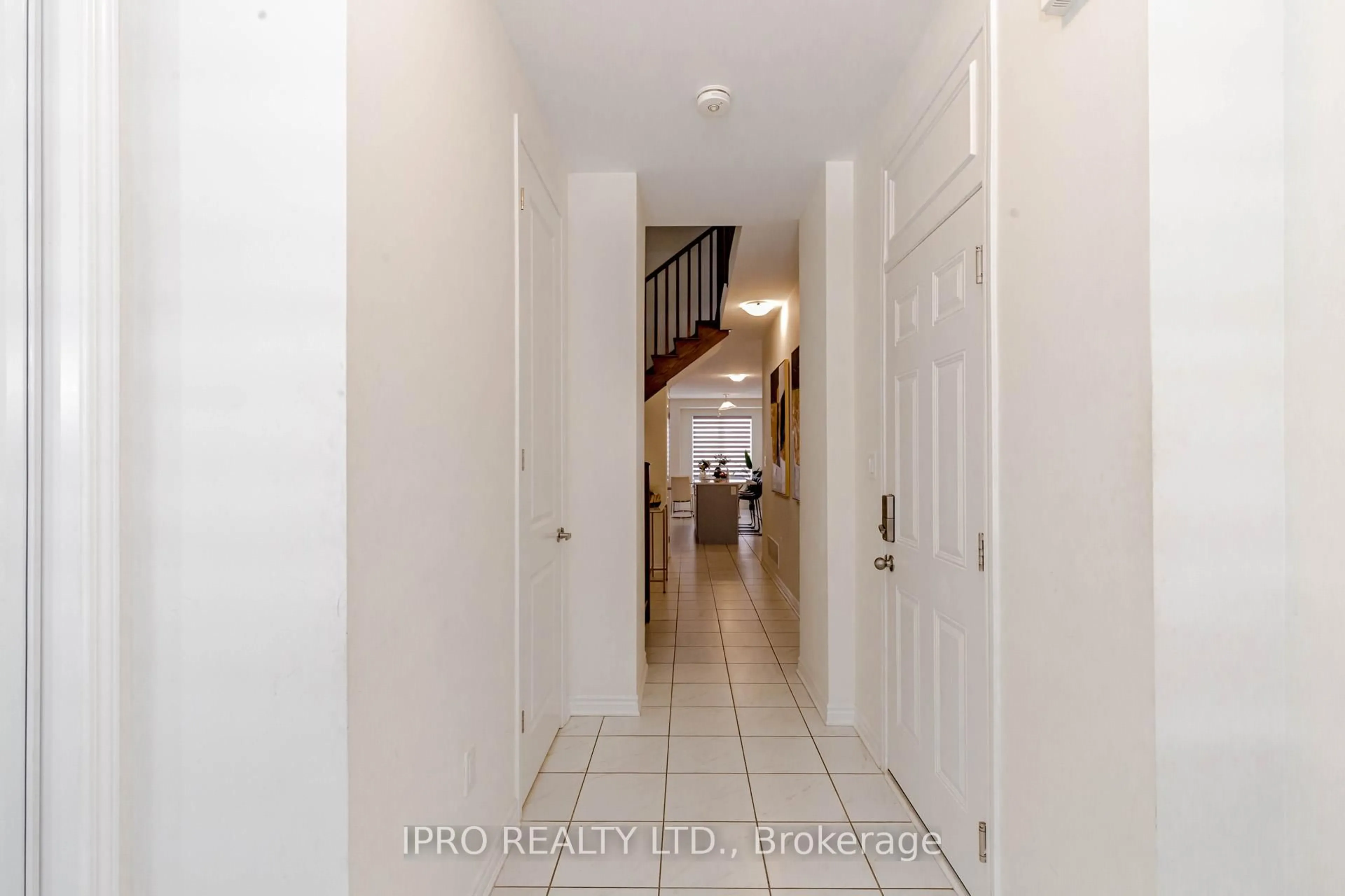 Indoor foyer for 98 Eberly Woods Dr, Caledon Ontario L7C 0Y9