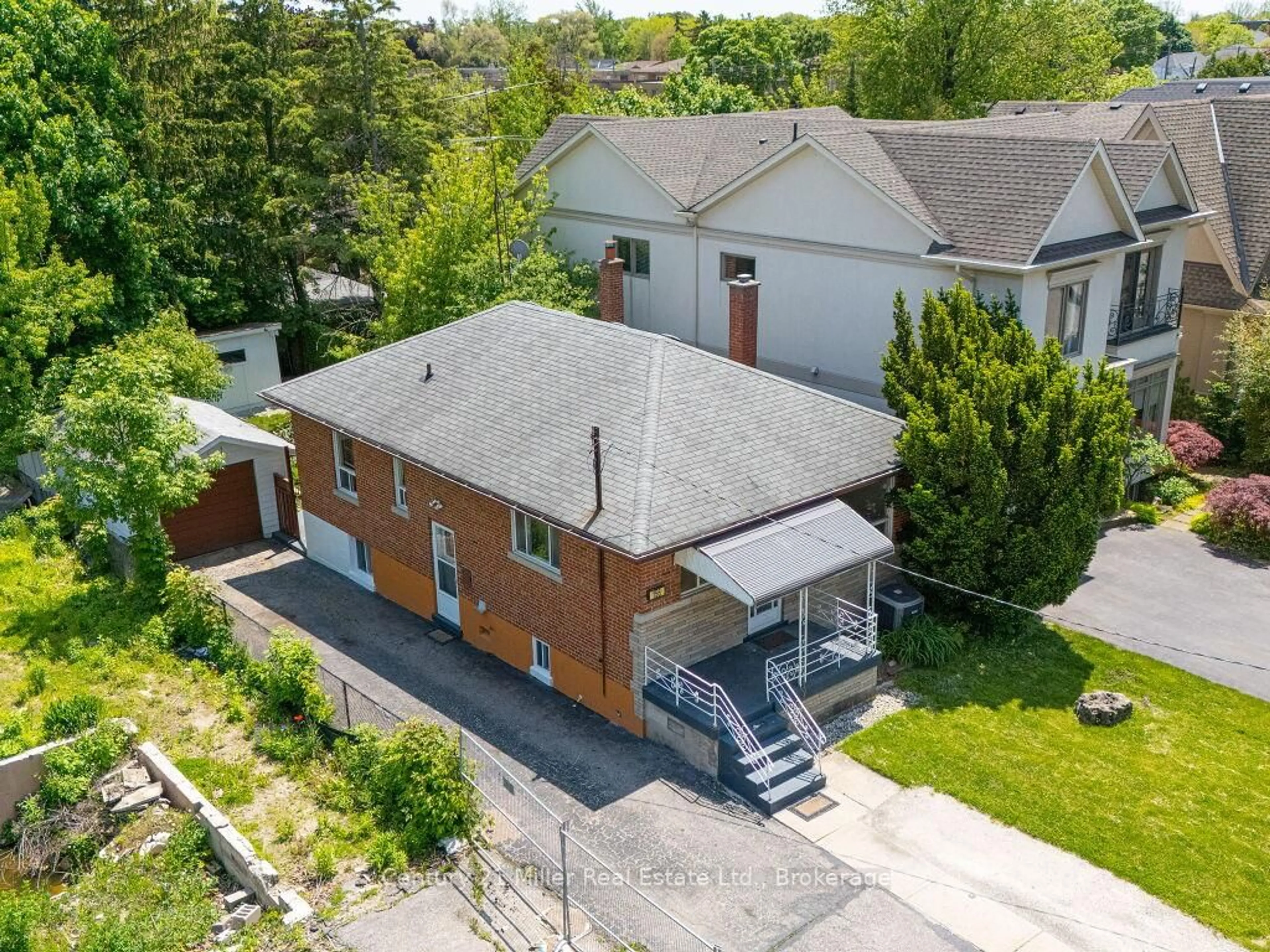 A pic from outside/outdoor area/front of a property/back of a property/a pic from drone, street for 156 Westside Dr, Oakville Ontario L6K 1P3