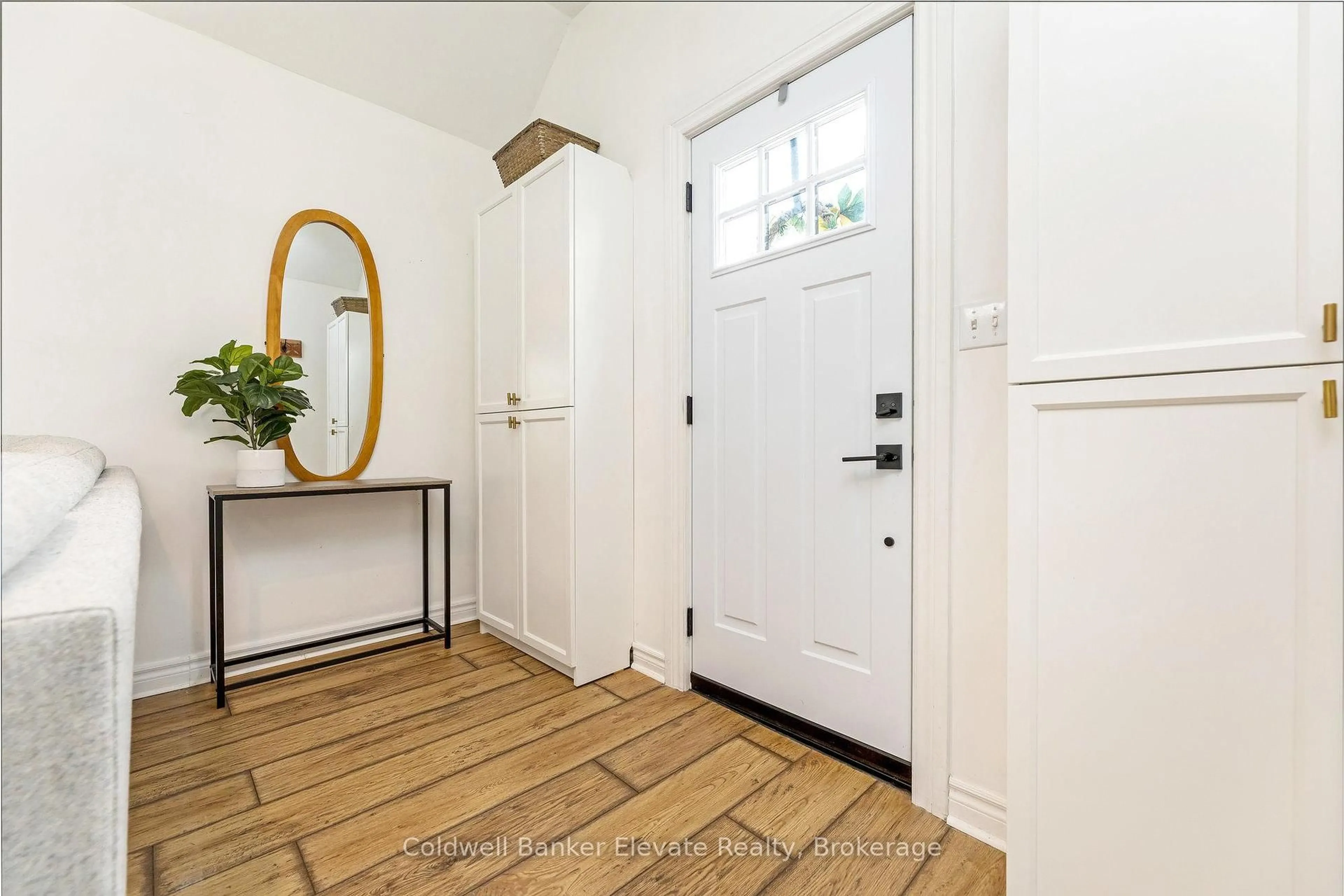 Indoor entryway for 243 Queen St, Halton Hills Ontario L7J 1P7