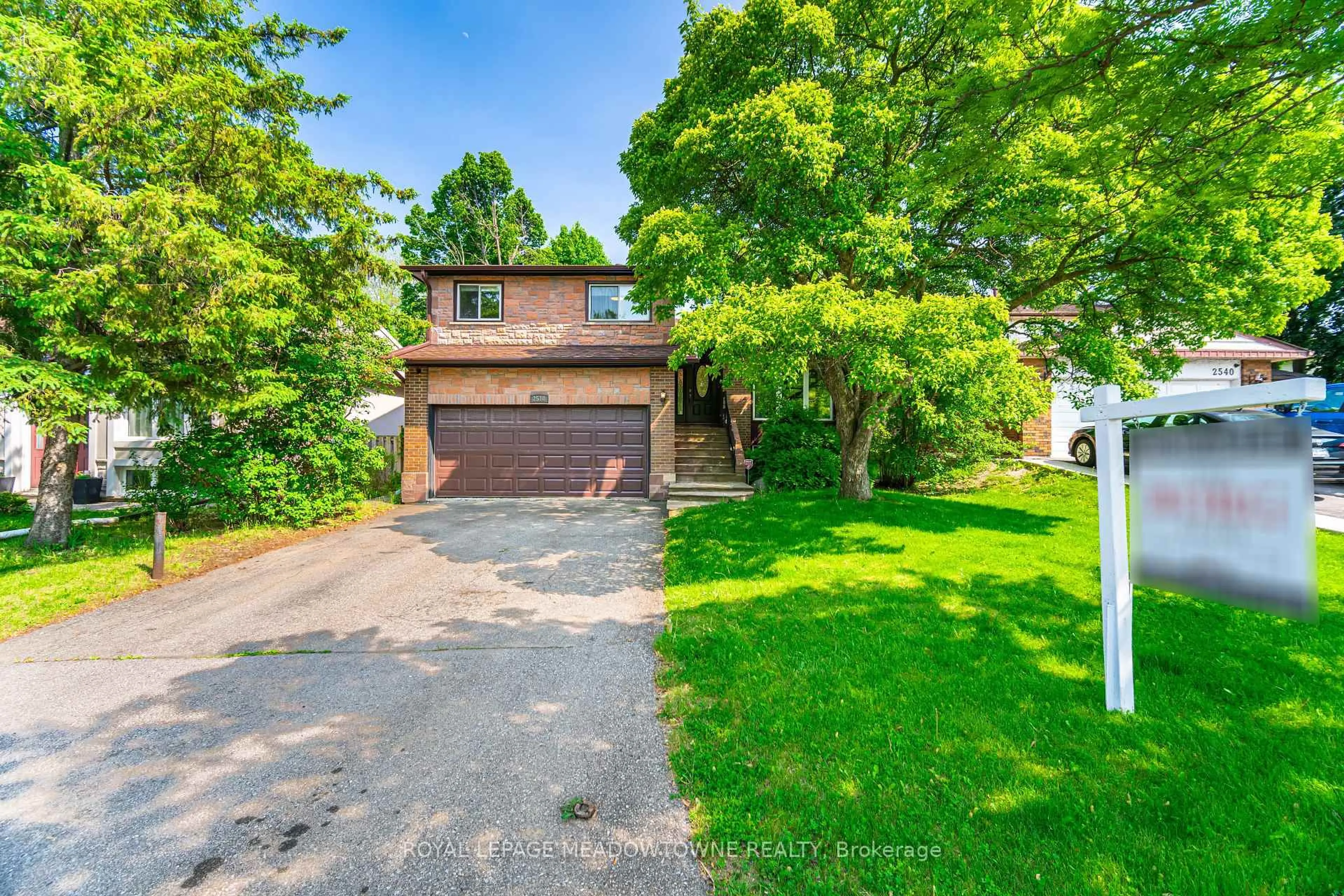 A pic from outside/outdoor area/front of a property/back of a property/a pic from drone, street for 2530 Windwood Dr, Mississauga Ontario L5N 2A9