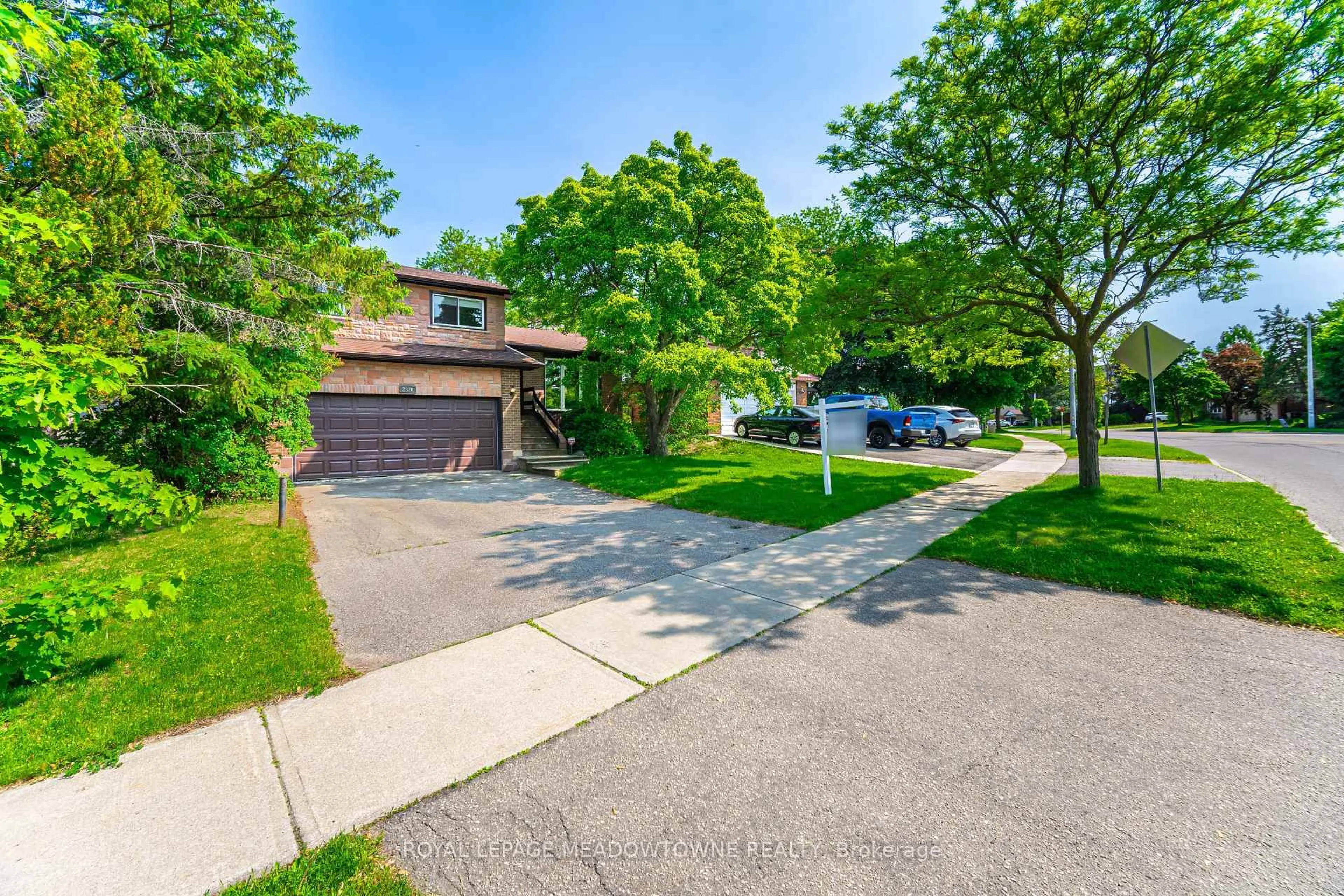A pic from outside/outdoor area/front of a property/back of a property/a pic from drone, street for 2530 Windwood Dr, Mississauga Ontario L5N 2A9