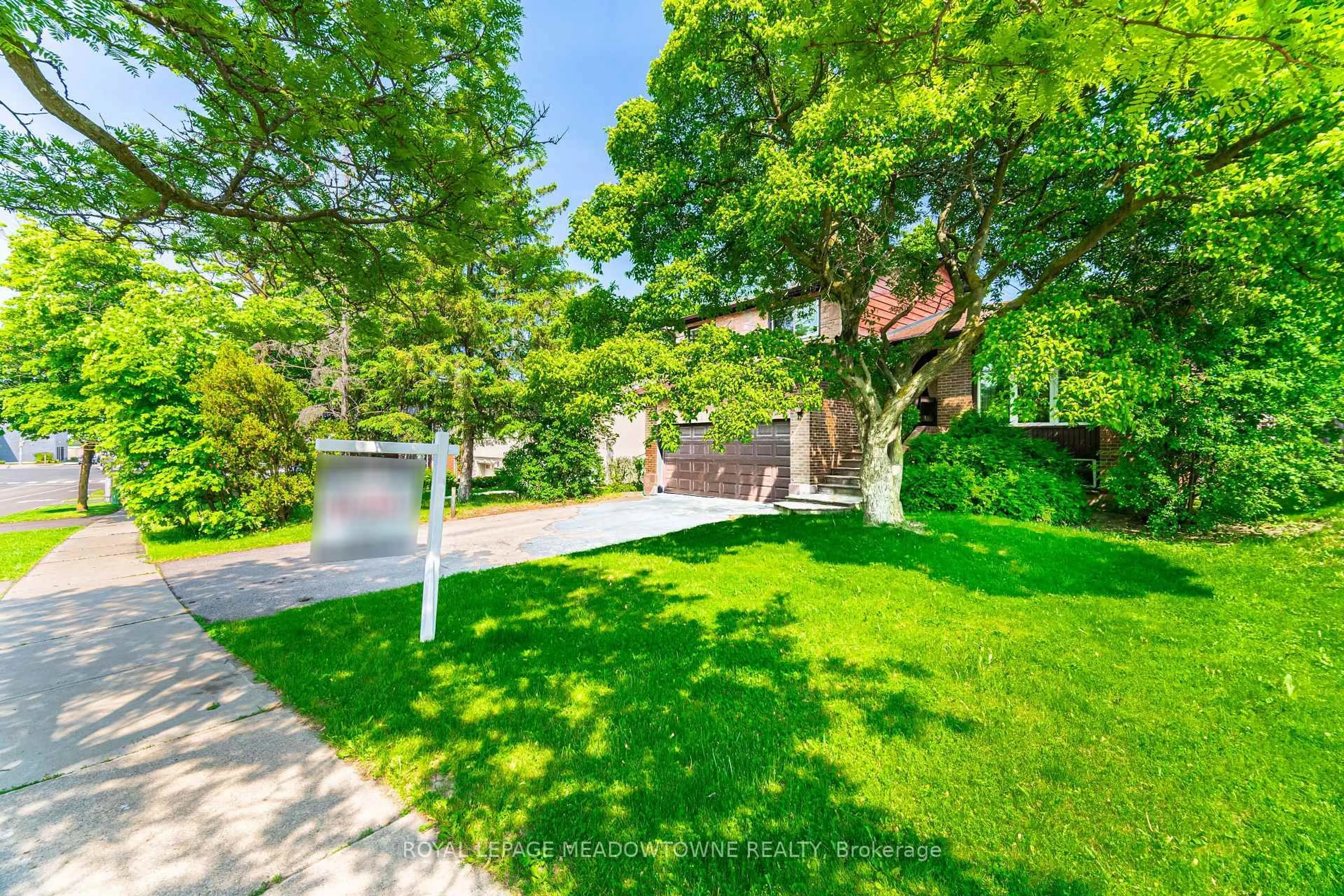 A pic from outside/outdoor area/front of a property/back of a property/a pic from drone, street for 2530 Windwood Dr, Mississauga Ontario L5N 2A9