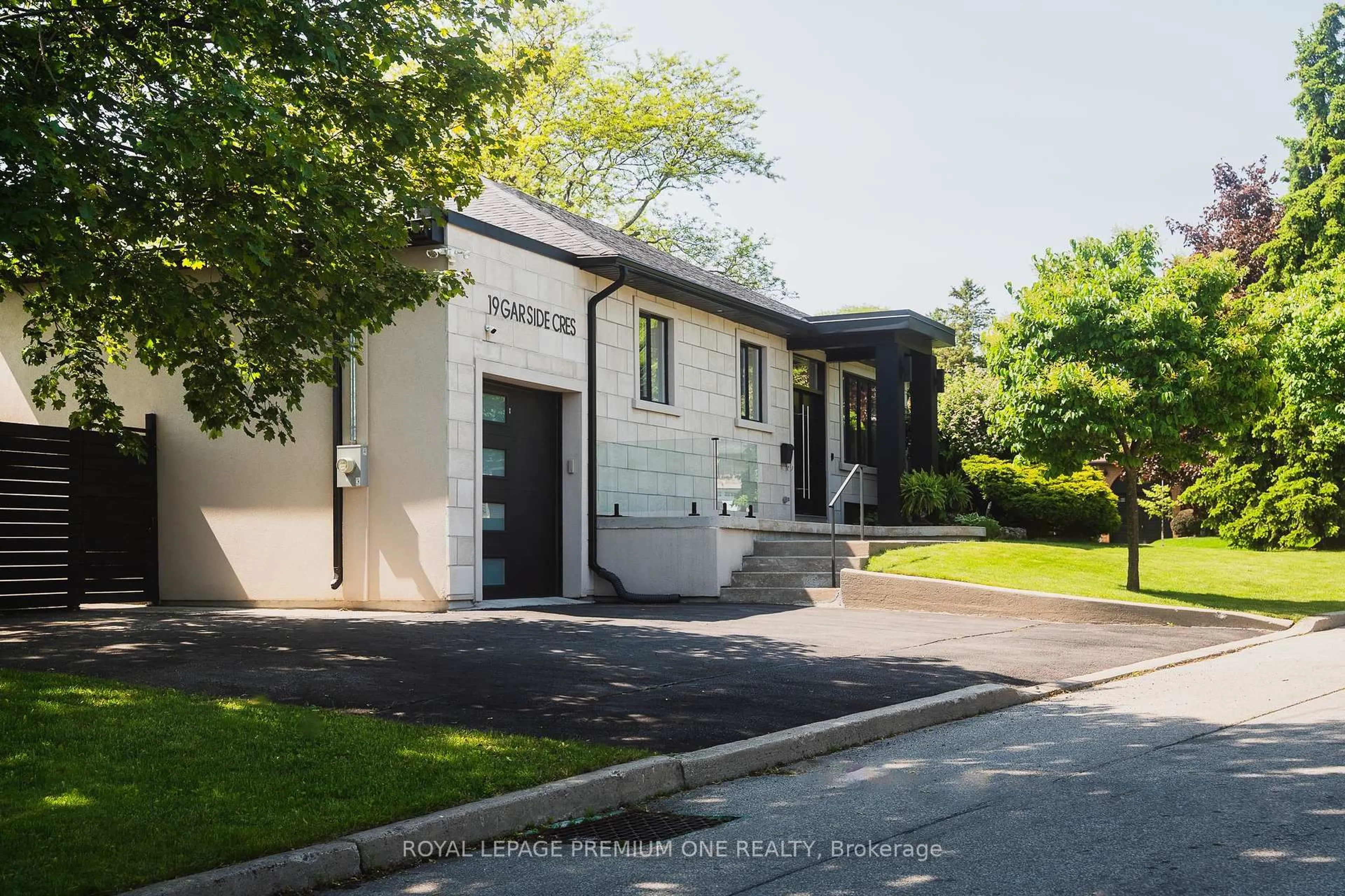 Indoor foyer for 19 Garside Cres, Toronto Ontario M6M 2Z5