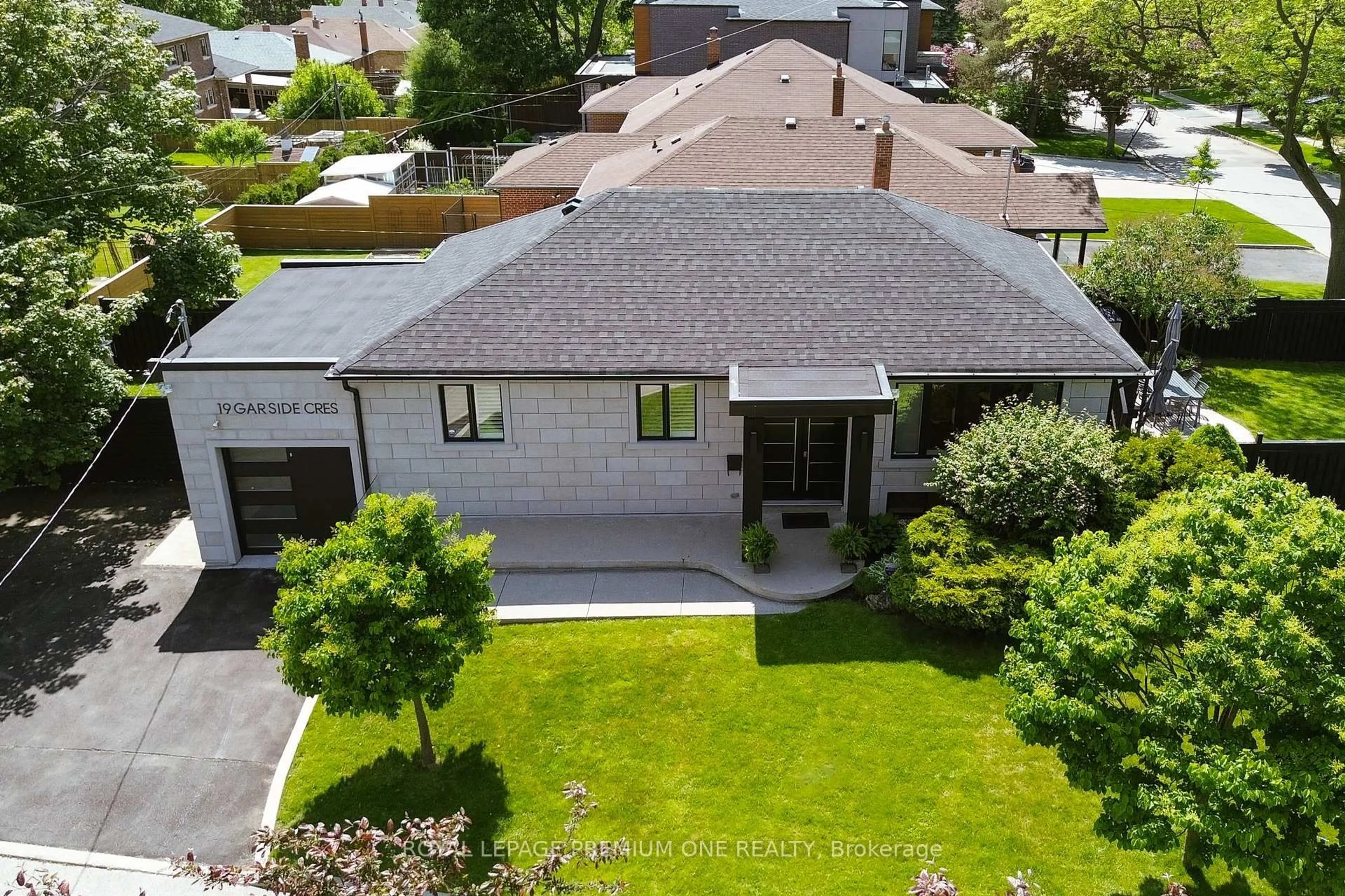 A pic from outside/outdoor area/front of a property/back of a property/a pic from drone, street for 19 Garside Cres, Toronto Ontario M6M 2Z5