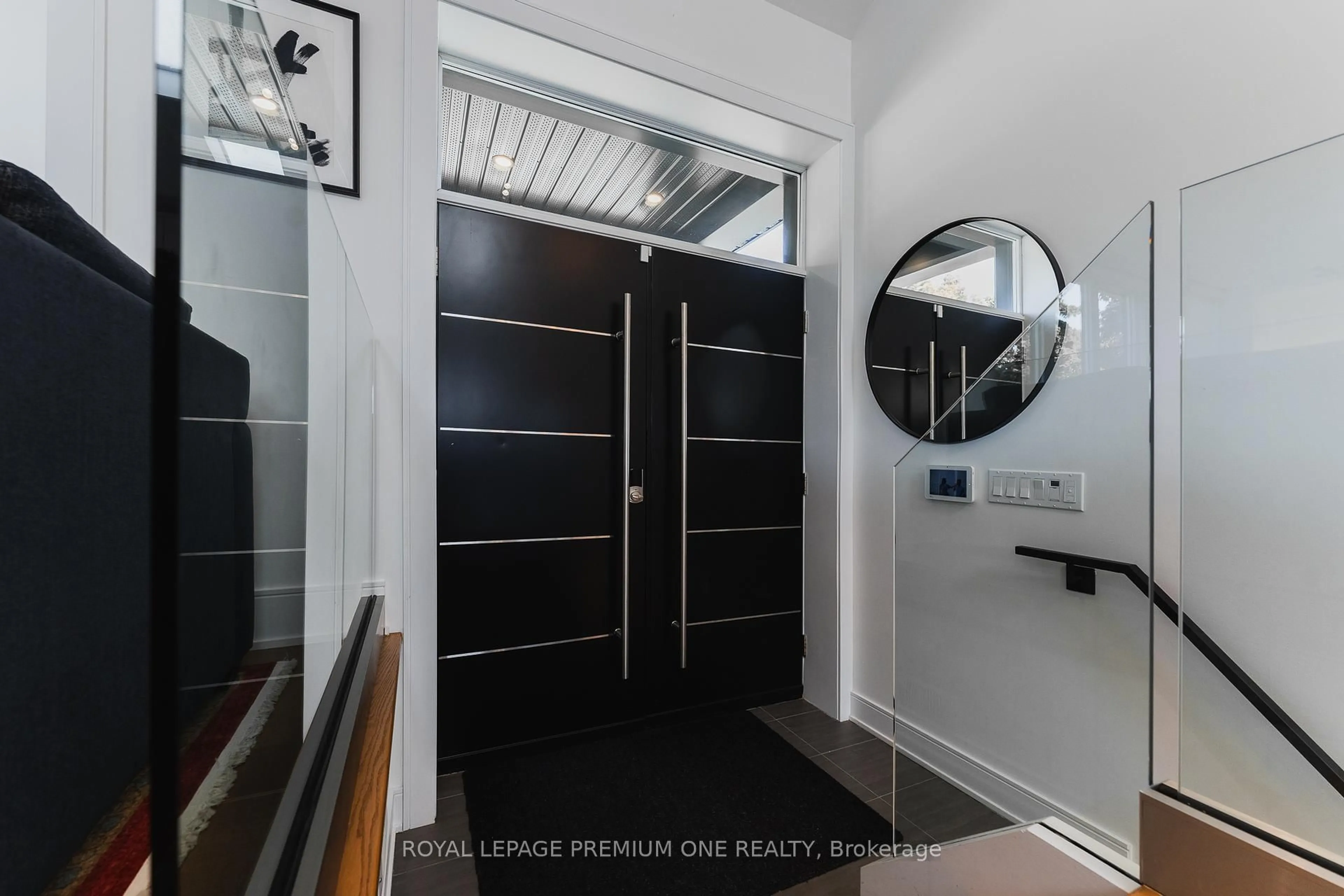 Indoor entryway for 19 Garside Cres, Toronto Ontario M6M 2Z5