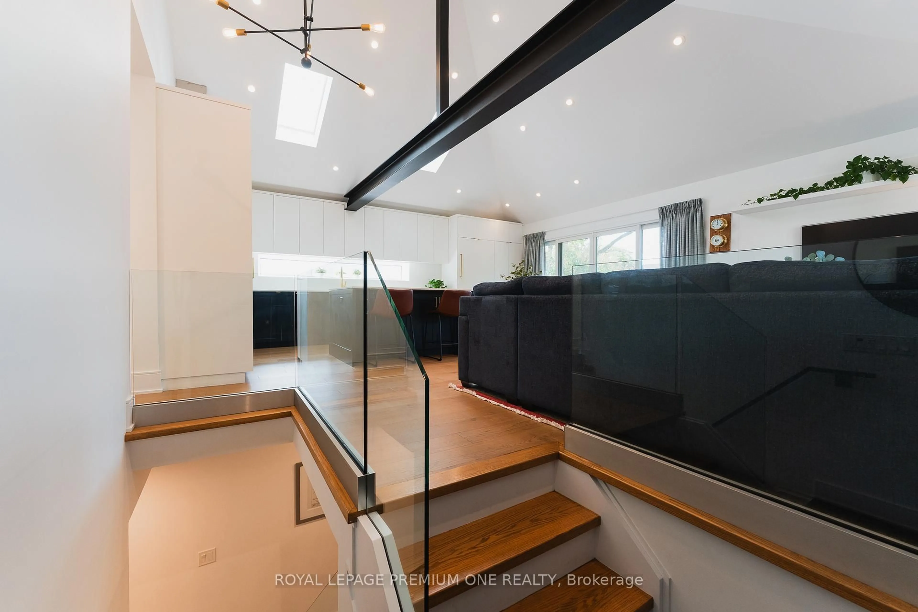 Indoor foyer for 19 Garside Cres, Toronto Ontario M6M 2Z5