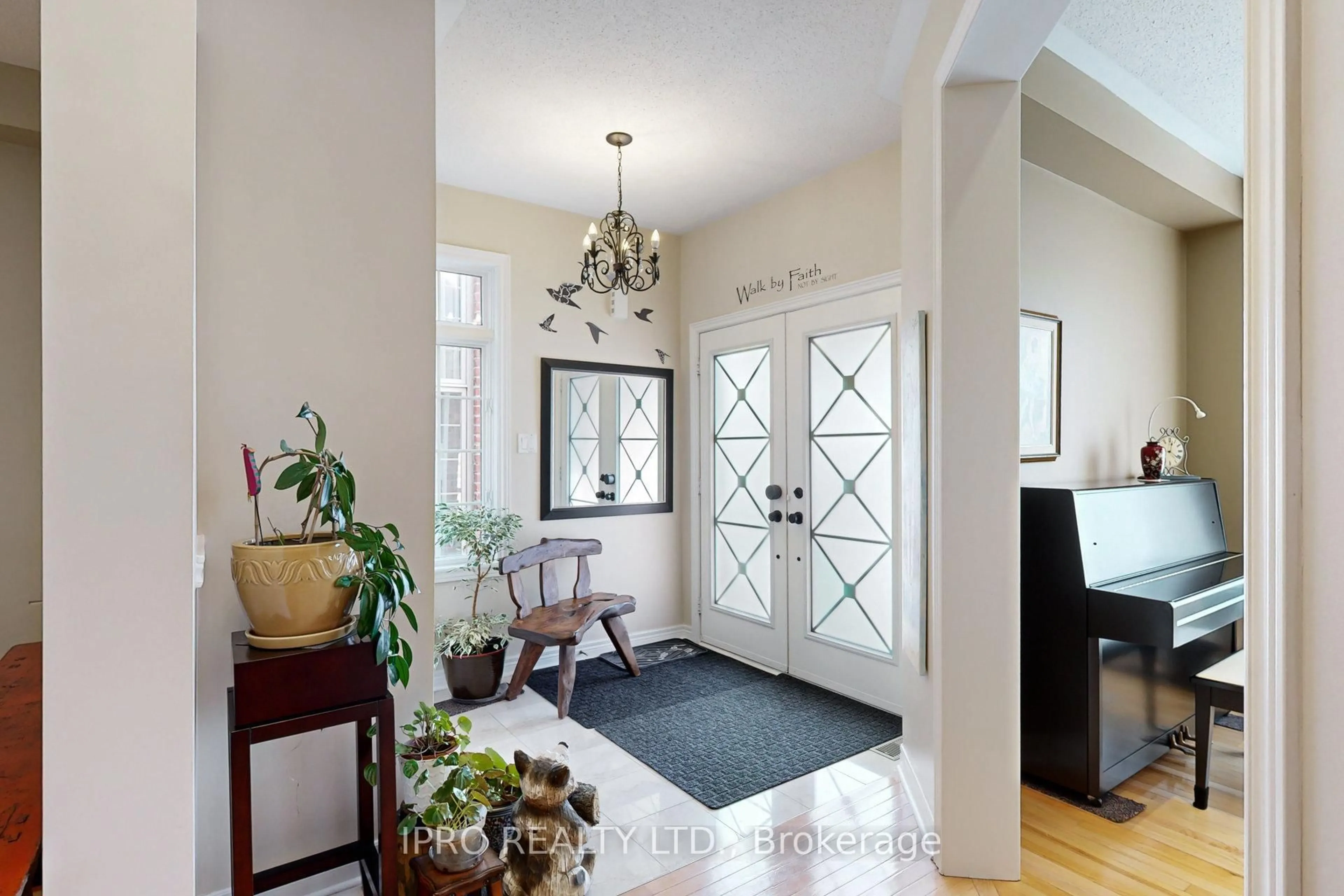 Indoor entryway for 31 Callisto Crt, Mississauga Ontario L5M 0A1
