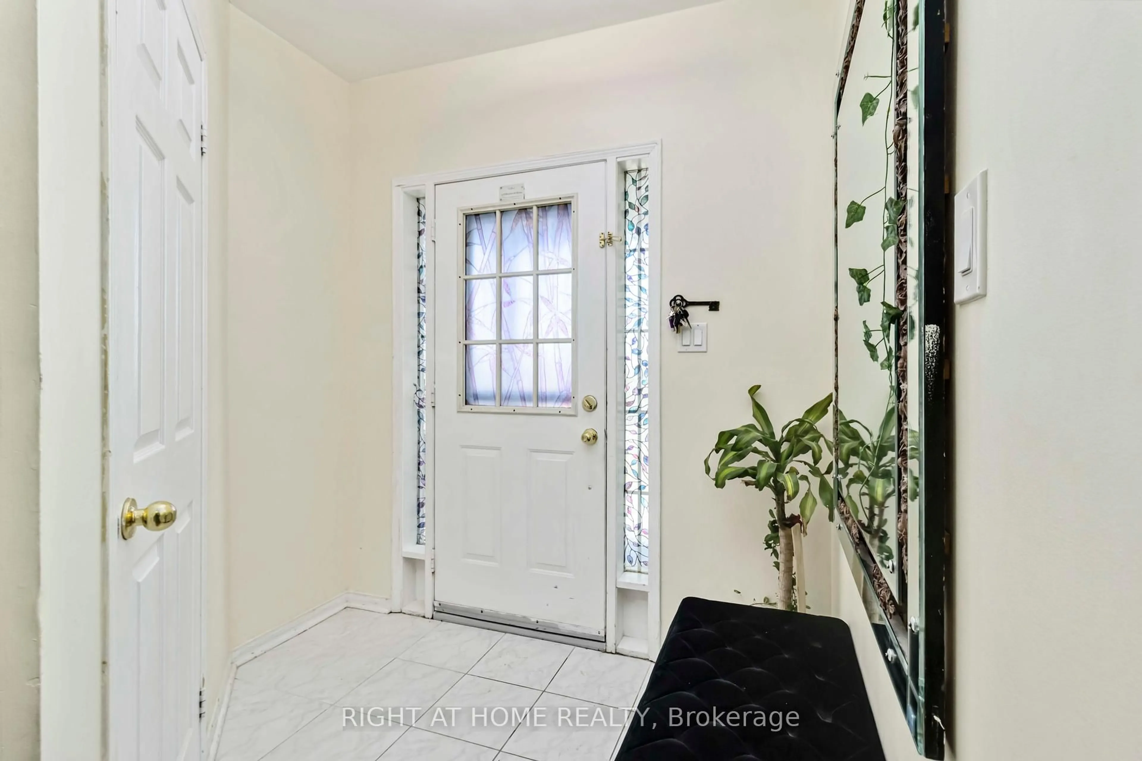 Indoor entryway for 3409 McDowell Dr, Mississauga Ontario L5M 6R7