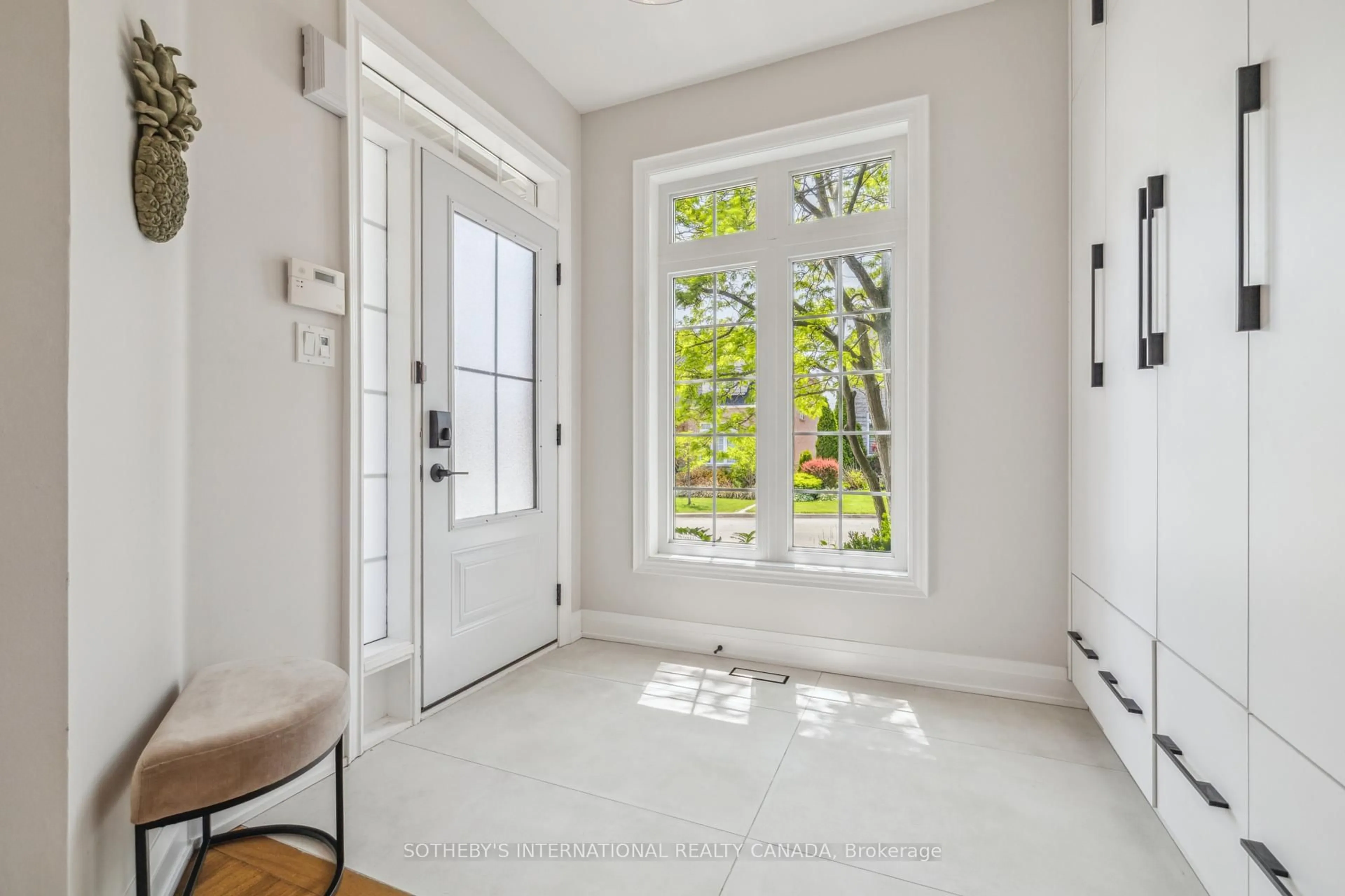 Indoor entryway for 221 Carlini Crt, Oakville Ontario L6K 3Y8