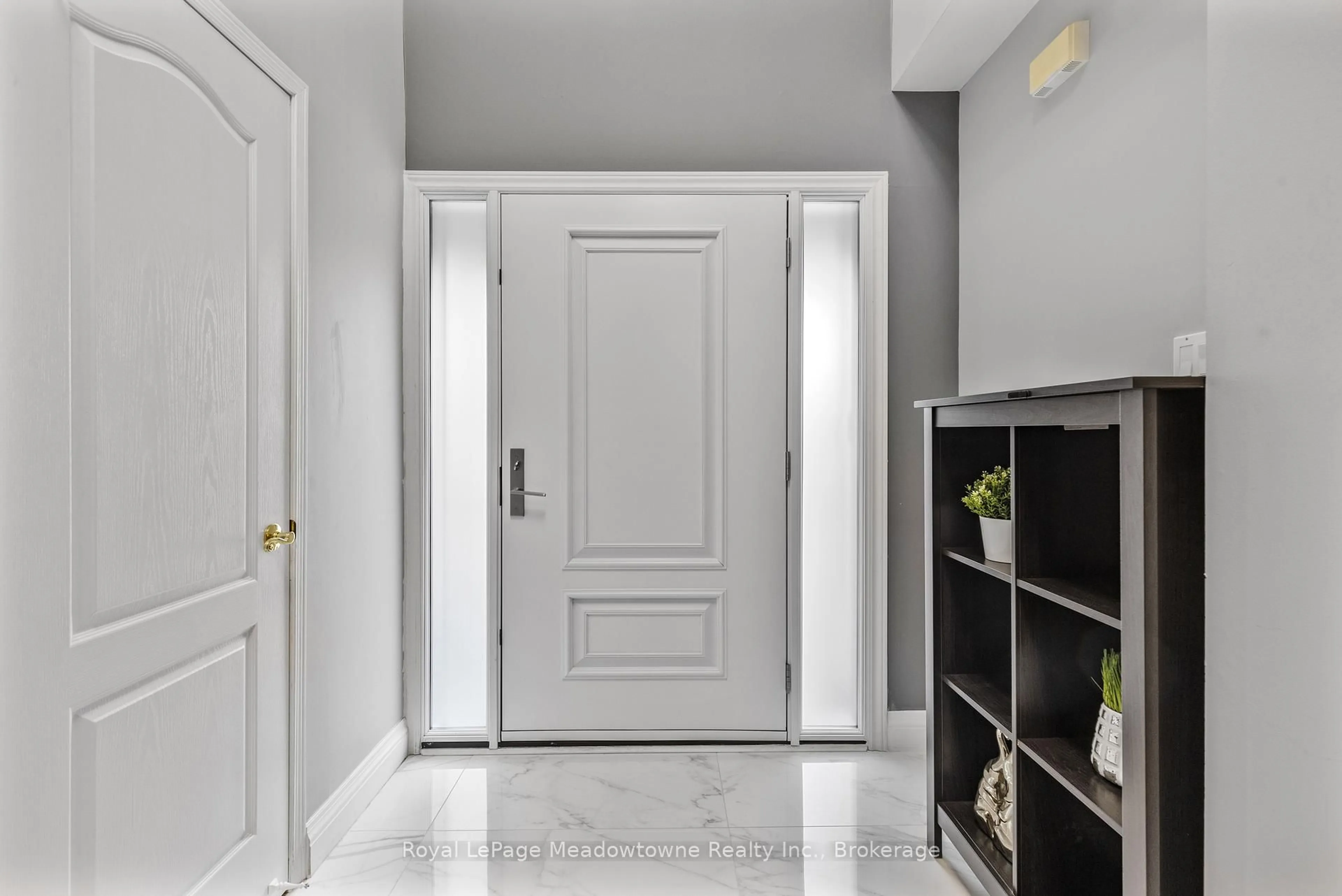 Indoor entryway for 1235 Field Dr, Milton Ontario L9T 6G4