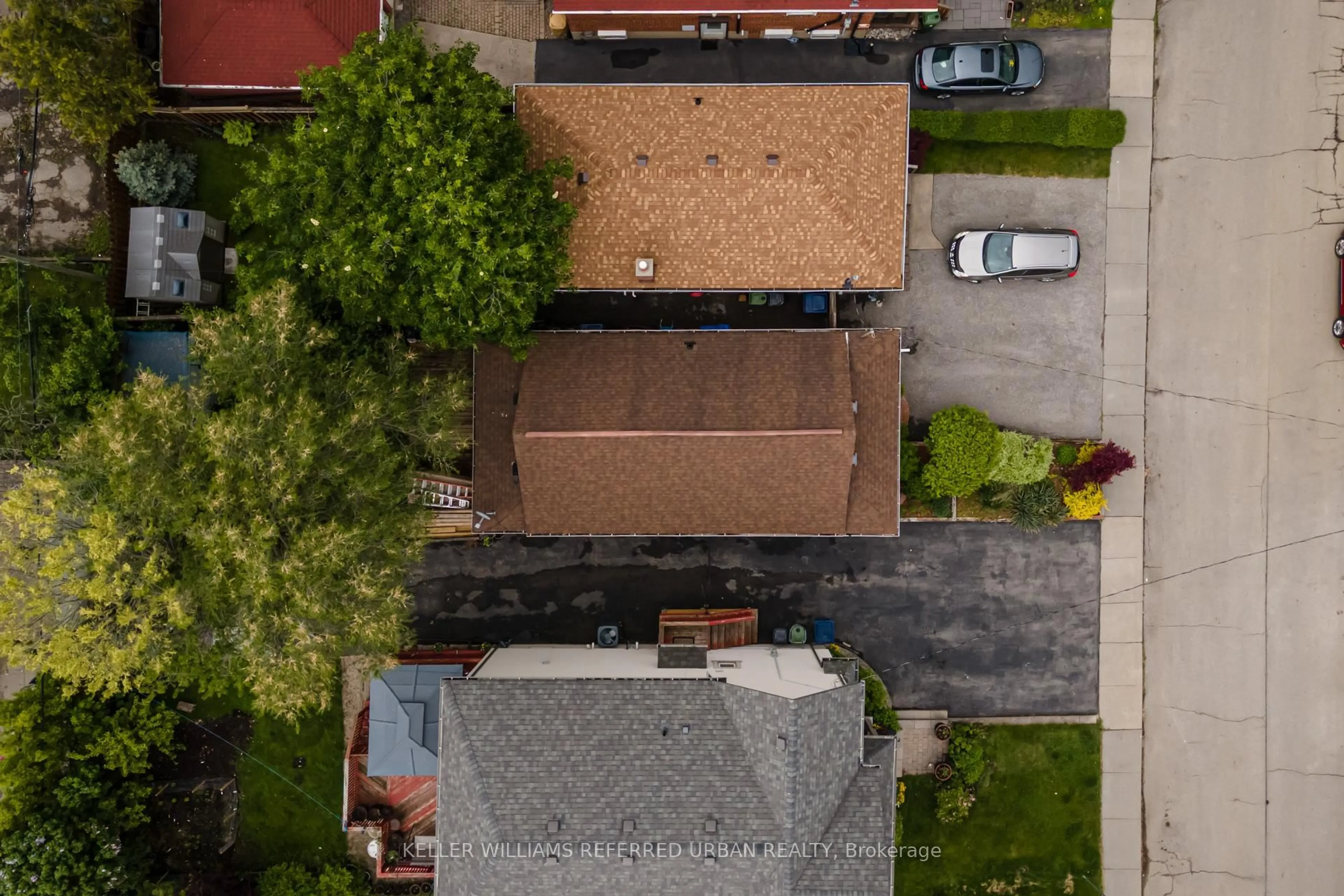 A pic from outside/outdoor area/front of a property/back of a property/a pic from drone, street for 88 Sixteenth St, Toronto Ontario M8V 3K1