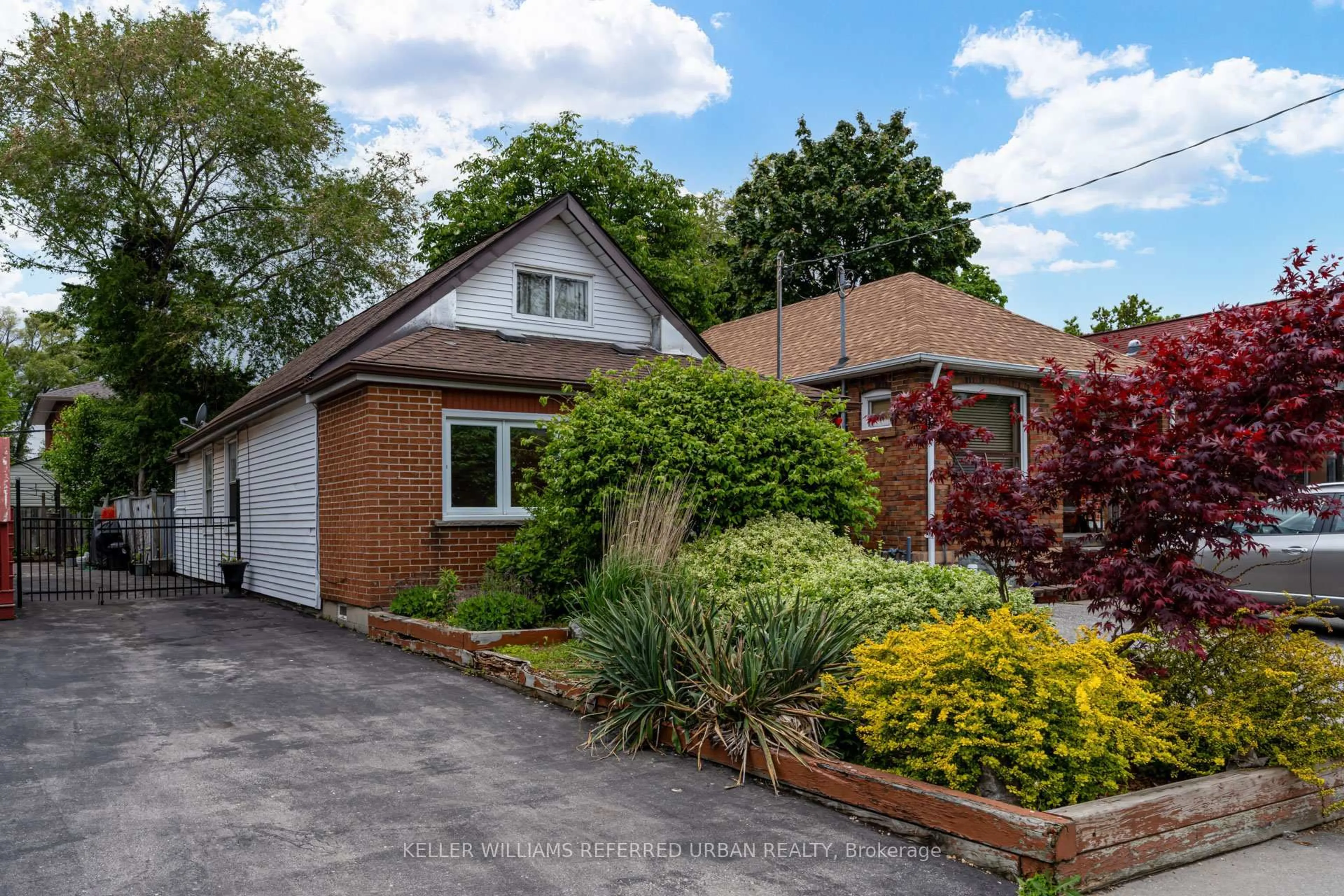 A pic from outside/outdoor area/front of a property/back of a property/a pic from drone, street for 88 Sixteenth St, Toronto Ontario M8V 3K1