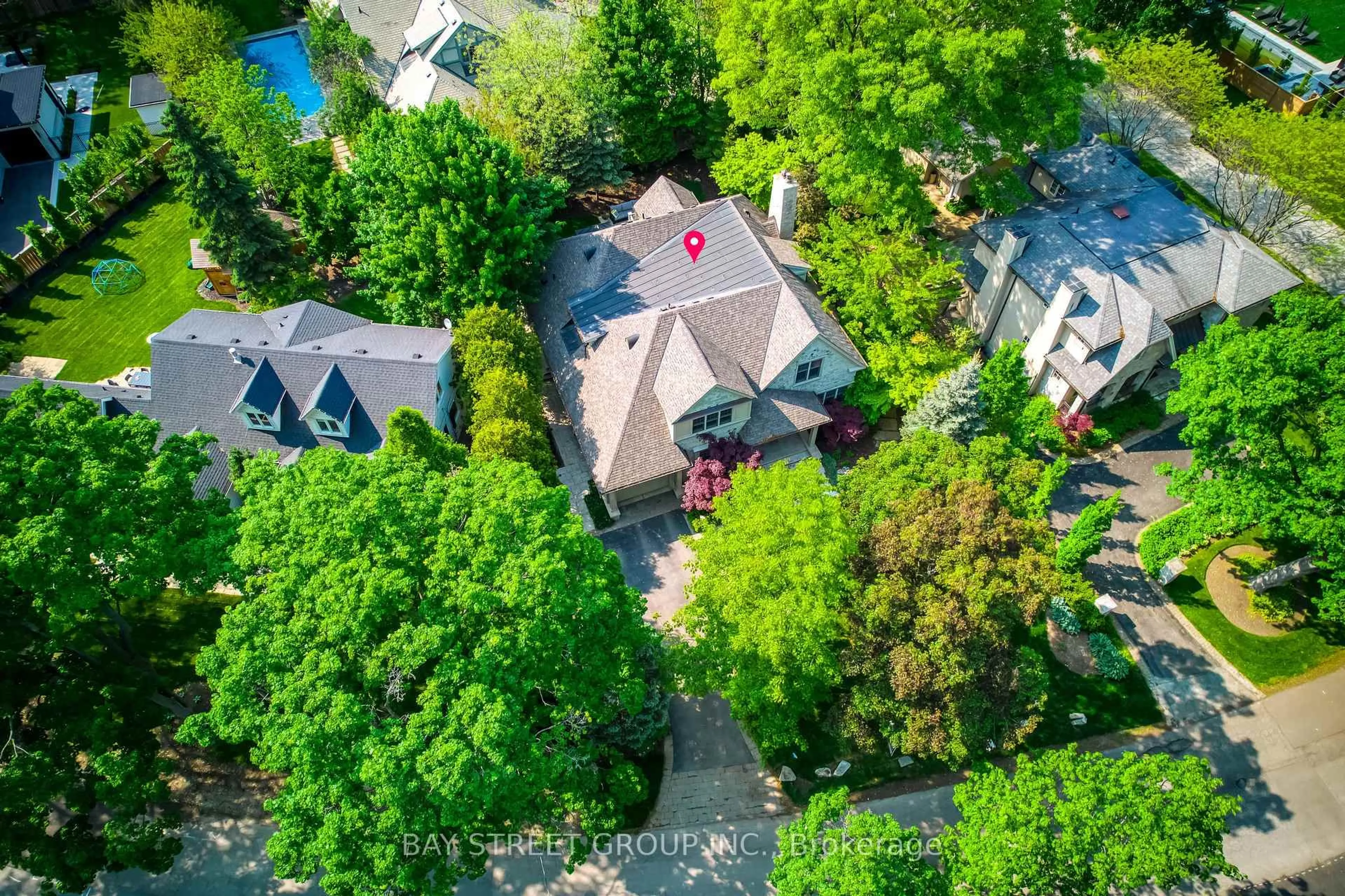 A pic from outside/outdoor area/front of a property/back of a property/a pic from drone, unknown for 1049 Cedar Grove Blvd, Oakville Ontario L6J 2C2