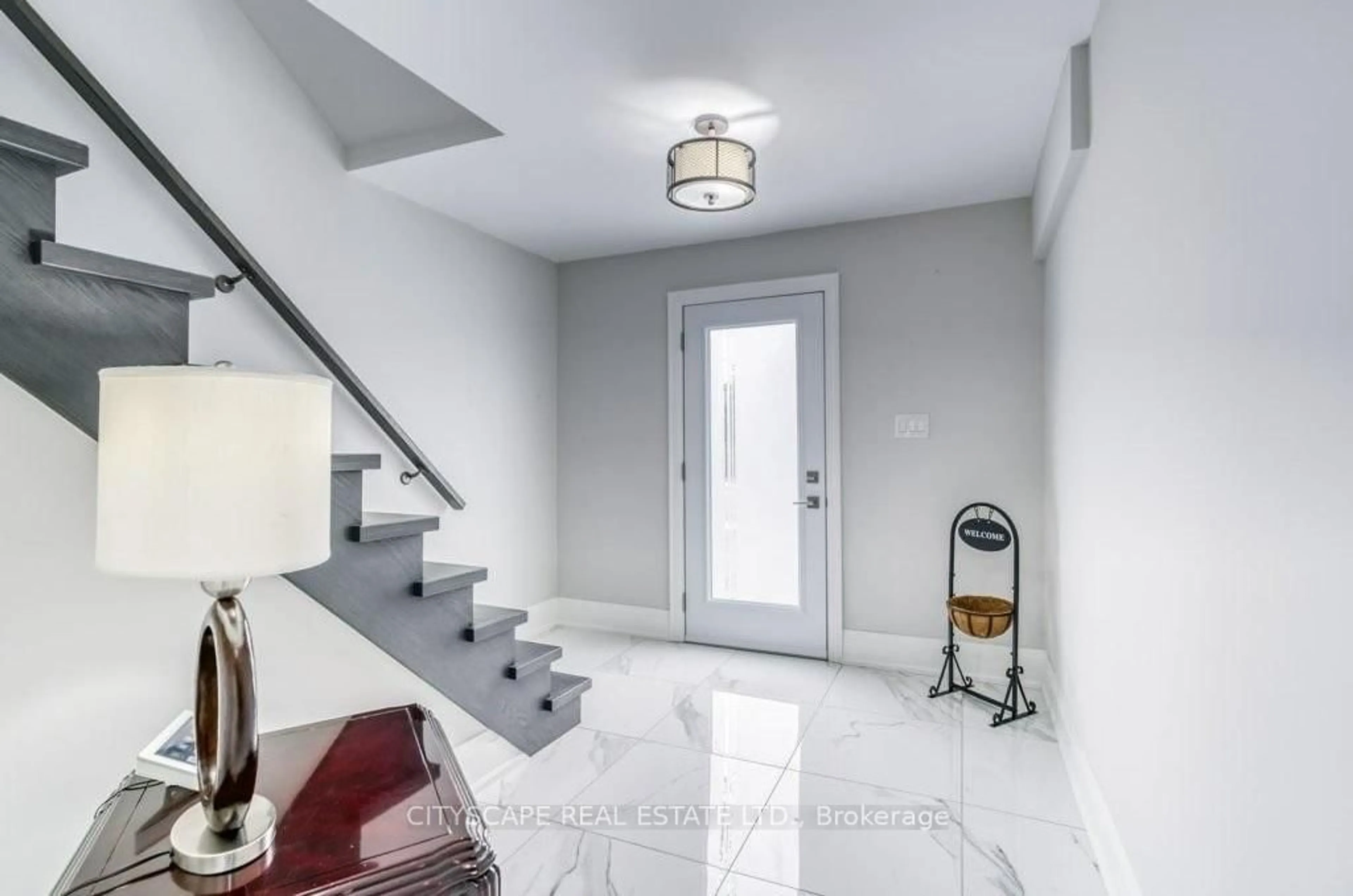 Indoor entryway for 34 Mercer Dr, Brampton Ontario L6X 1B4