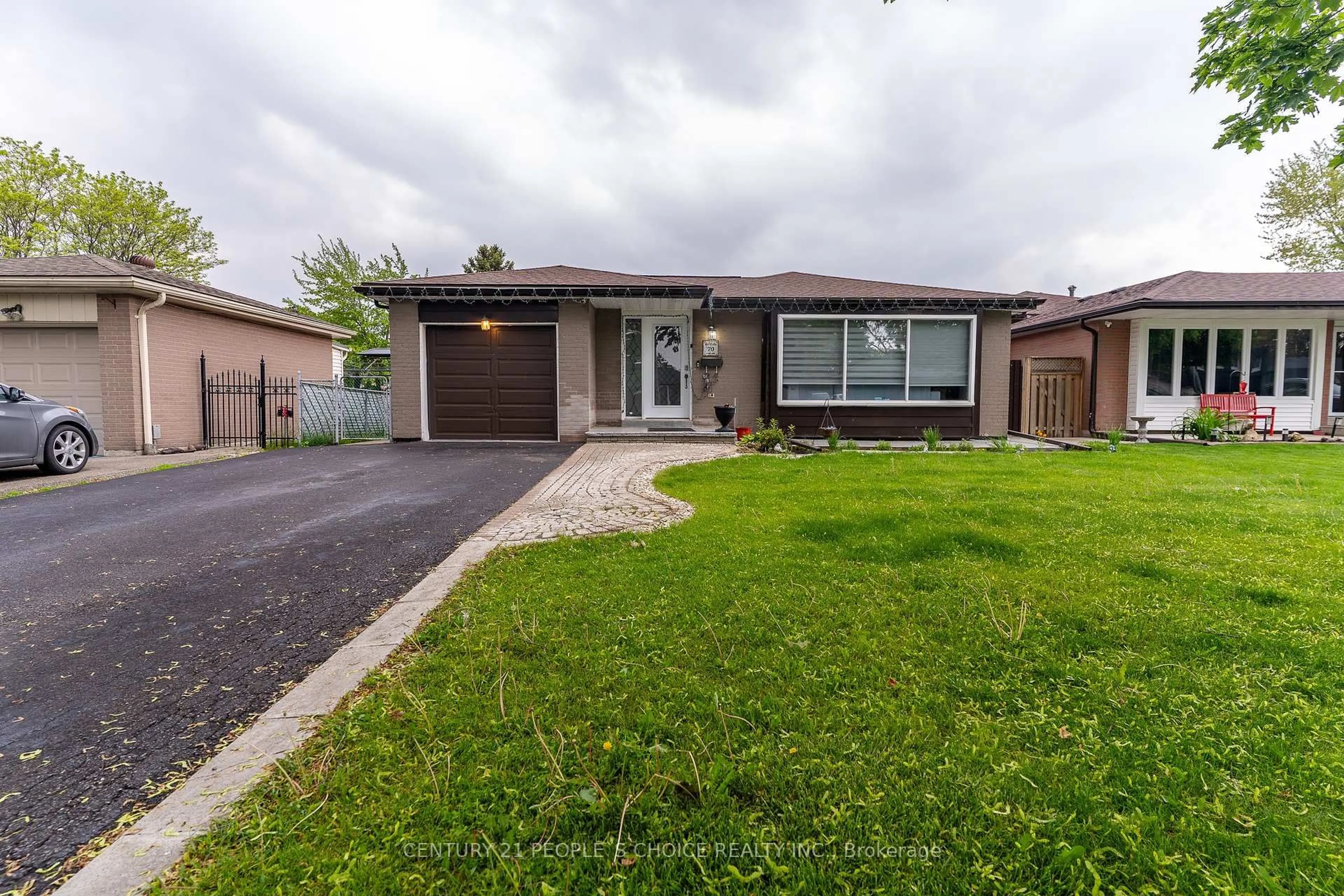 Home with brick exterior material, street for 70 Glebe Cres, Brampton Ontario L6S 1G1