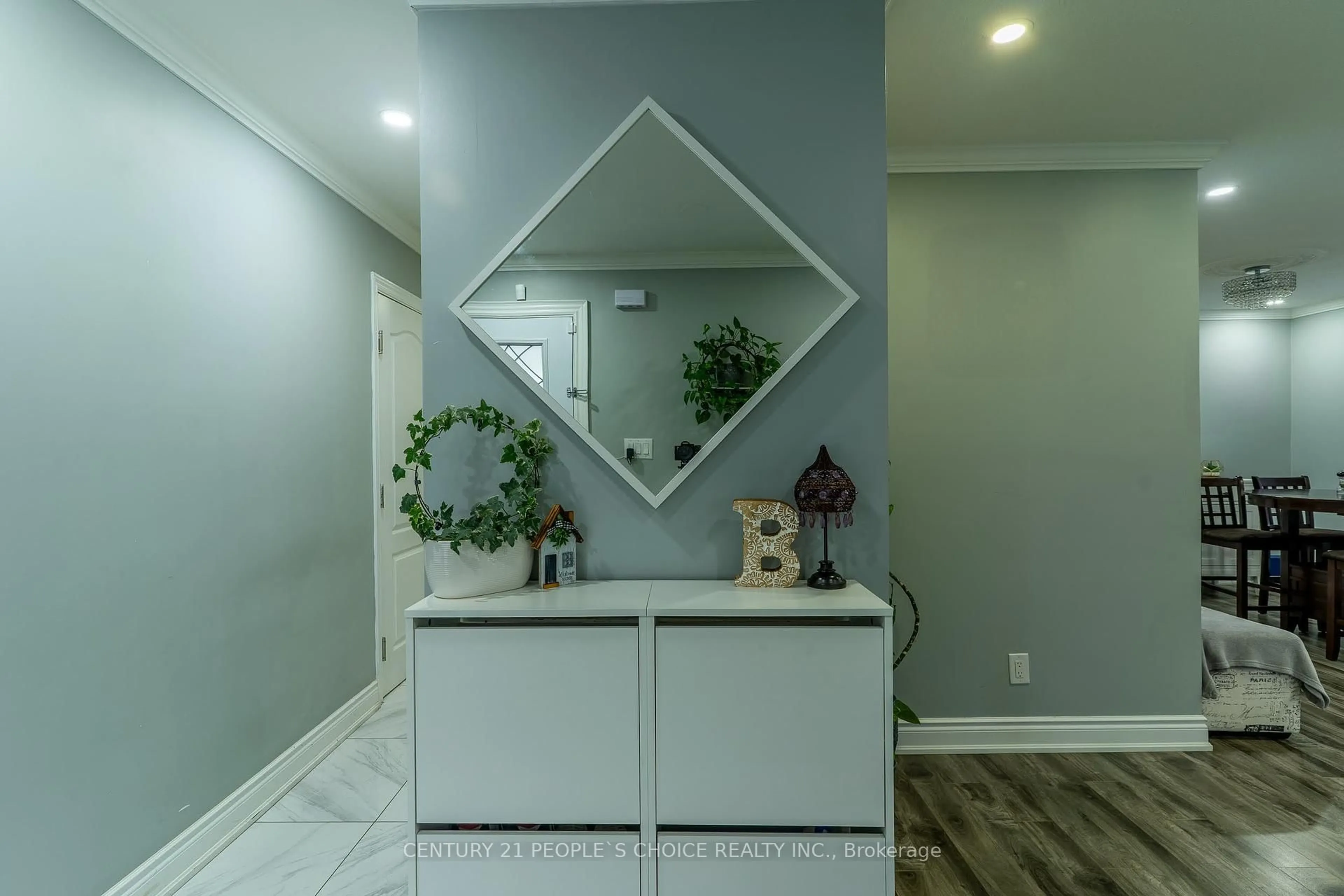 Indoor entryway for 70 Glebe Cres, Brampton Ontario L6S 1G1