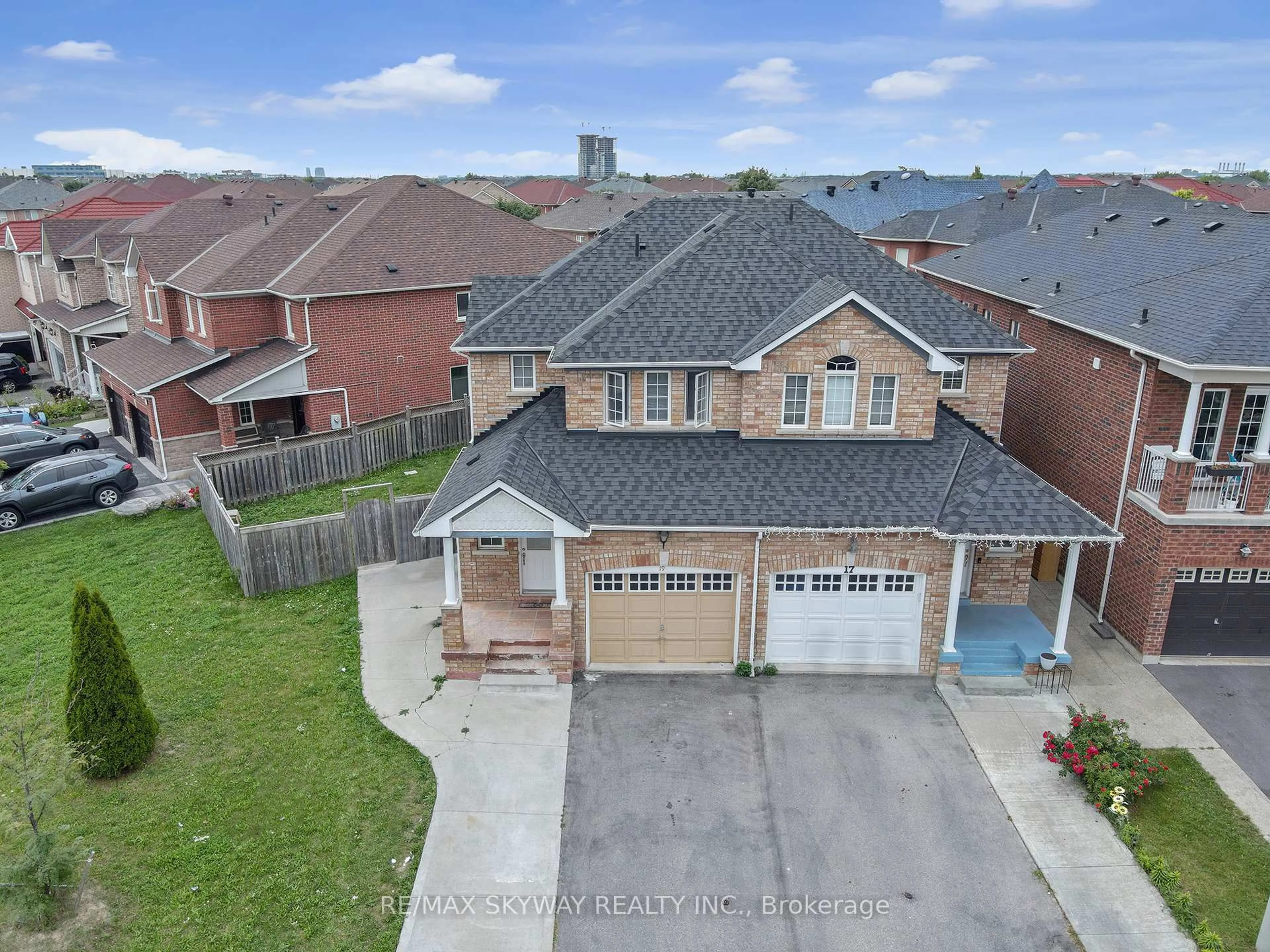 A pic from outside/outdoor area/front of a property/back of a property/a pic from drone, street for 19 Rednor Dr, Brampton Ontario L6P 1P4