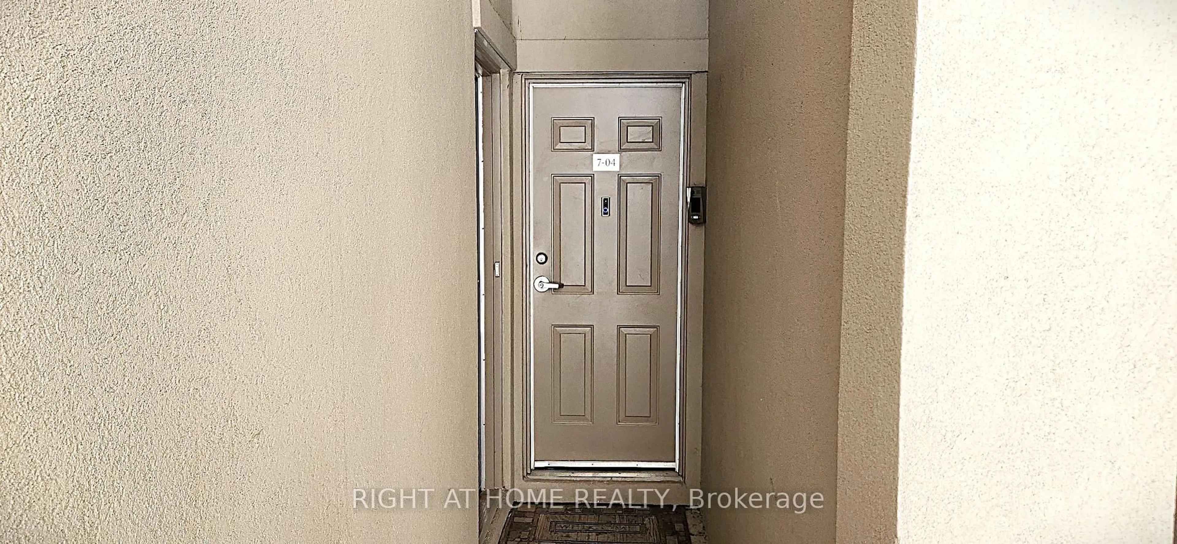 Indoor entryway for 2420 Baronwood Dr #7-04, Oakville Ontario L6M 0X6