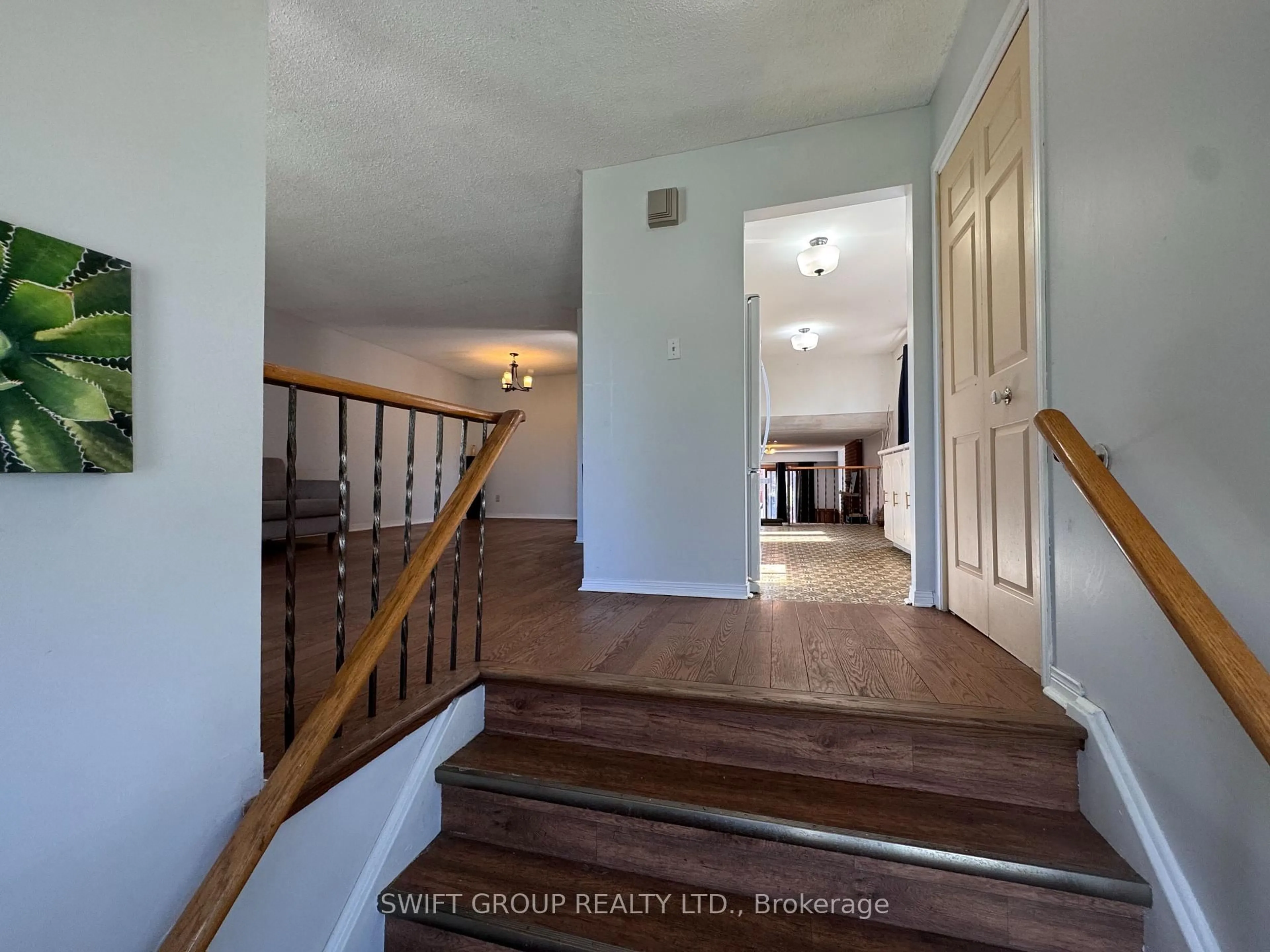 Indoor foyer for 36 Mount Pleasant Dr, Brampton Ontario L6Z 1K2