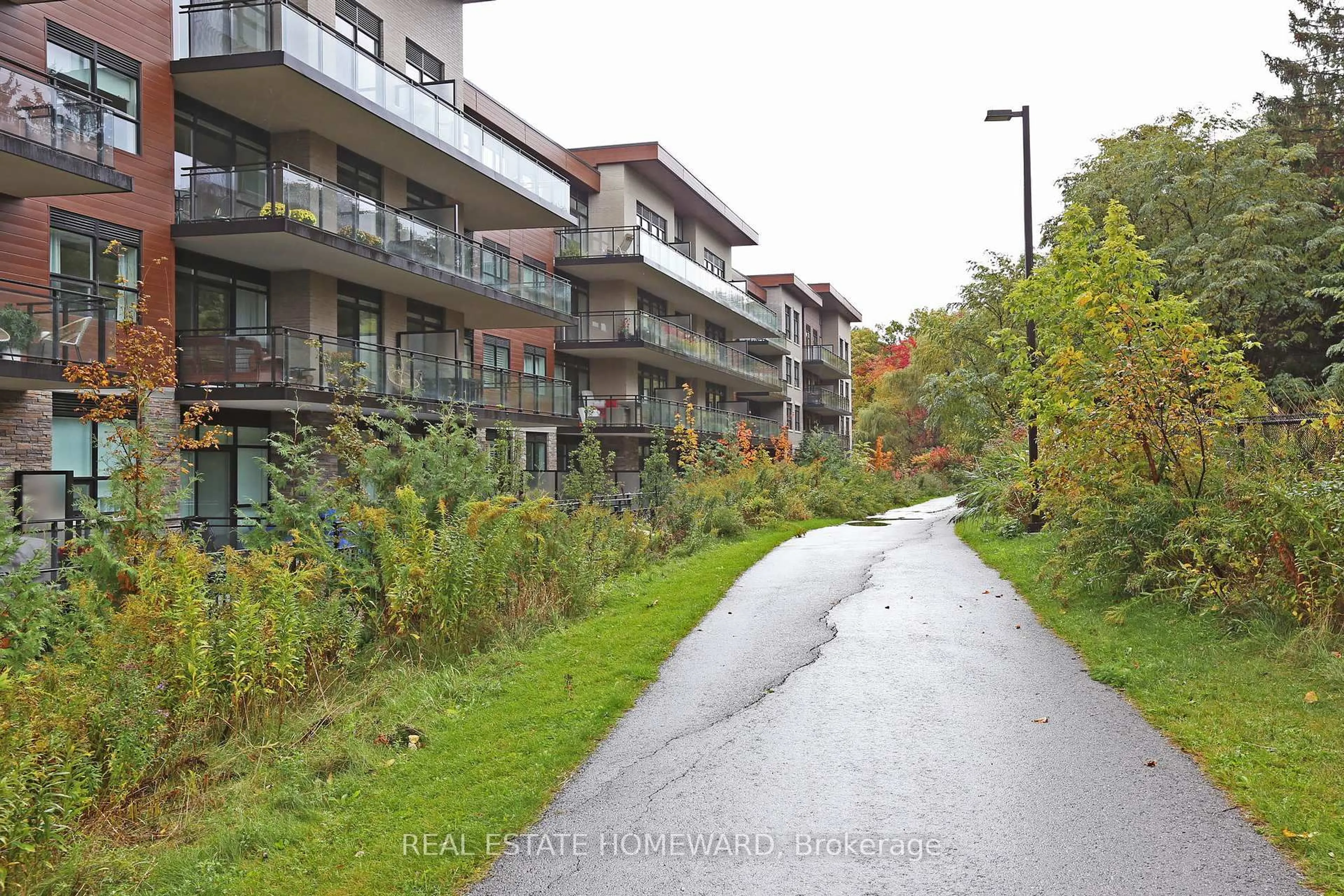Patio, street for 1575 Lakeshore Rd #108, Mississauga Ontario L5J 0B1
