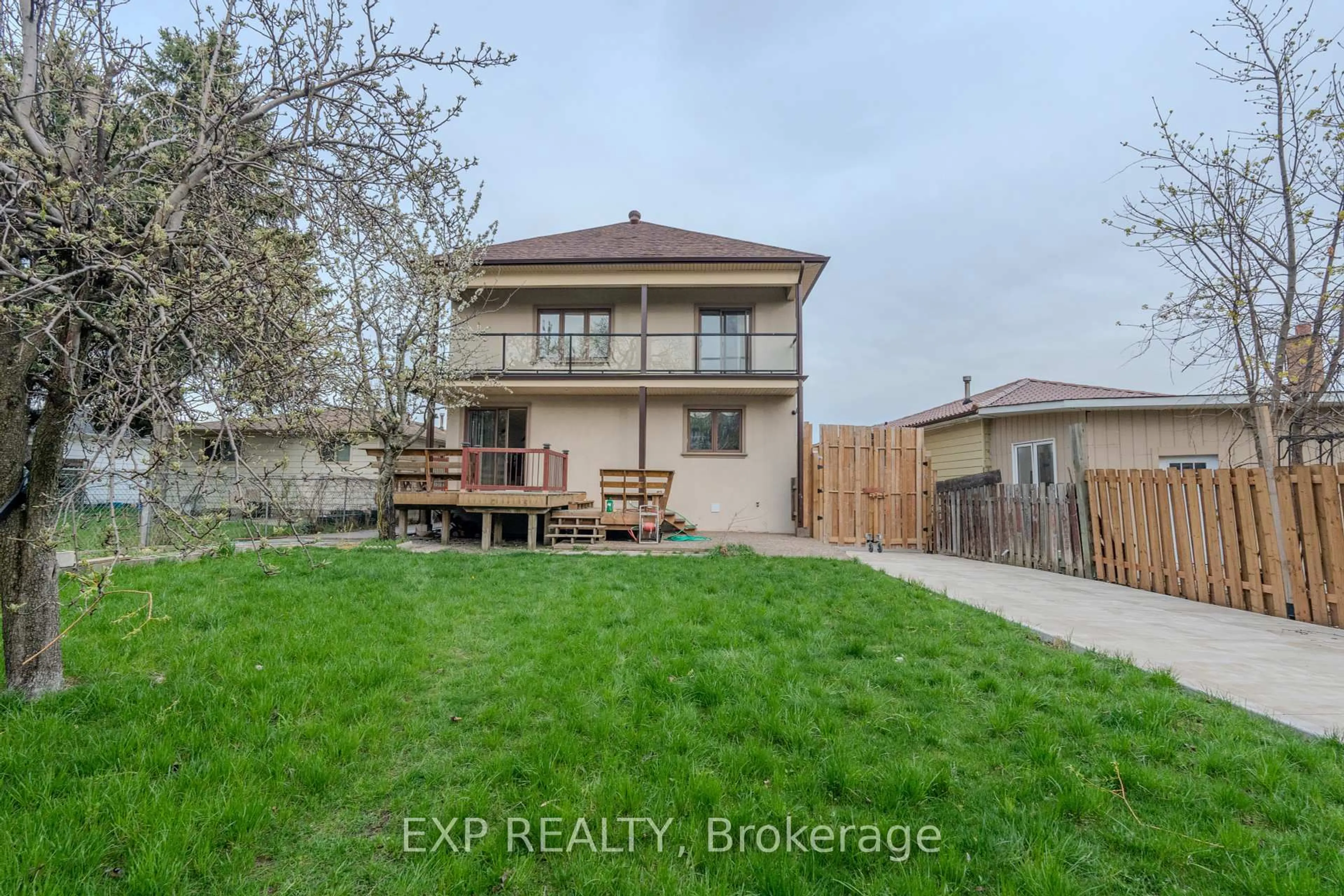 A pic from outside/outdoor area/front of a property/back of a property/a pic from drone, unknown for 3257 Monica Dr, Mississauga Ontario L4T 3E6