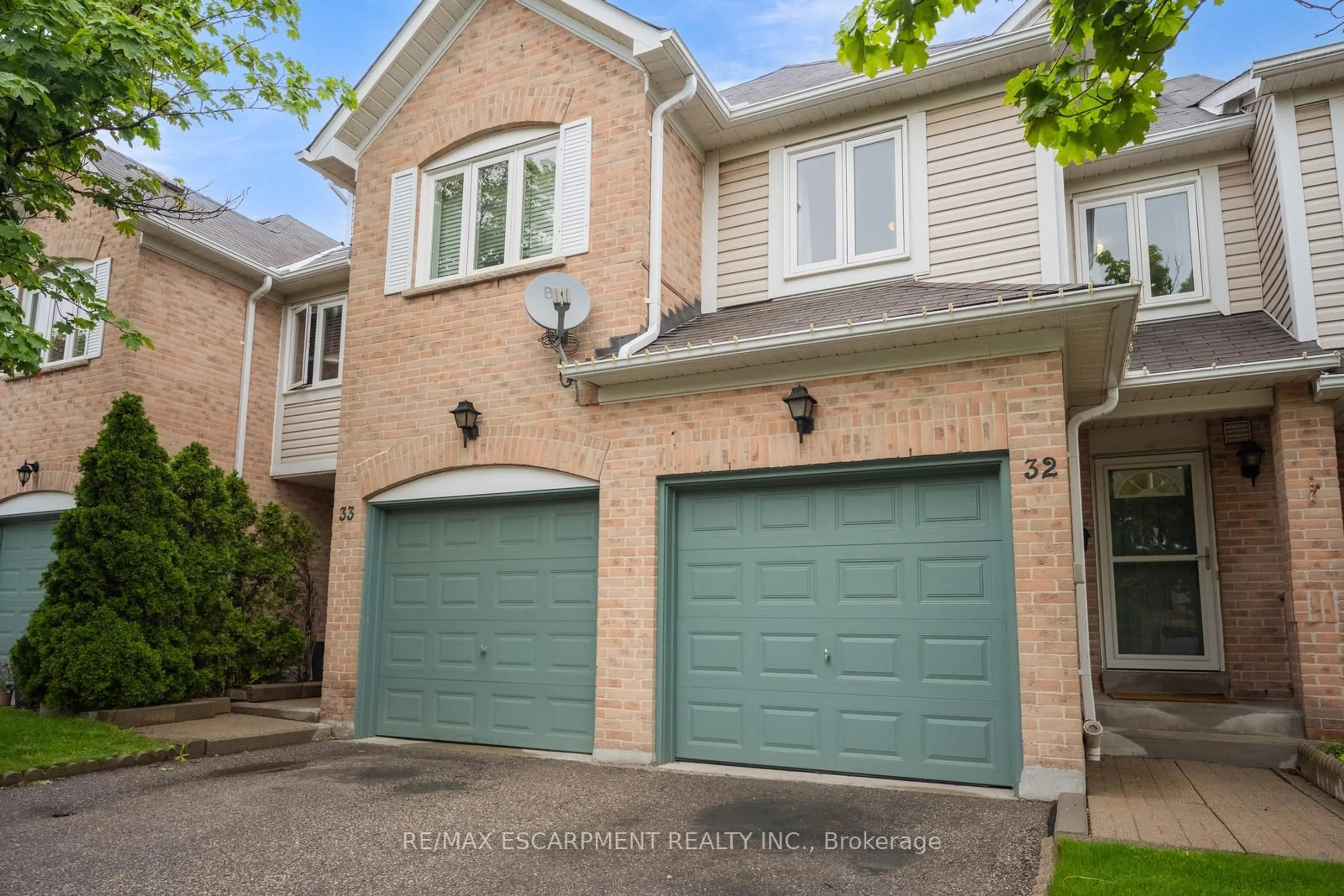 Home with brick exterior material, street for 55 Barondale Dr #32, Mississauga Ontario L4Z 3P9