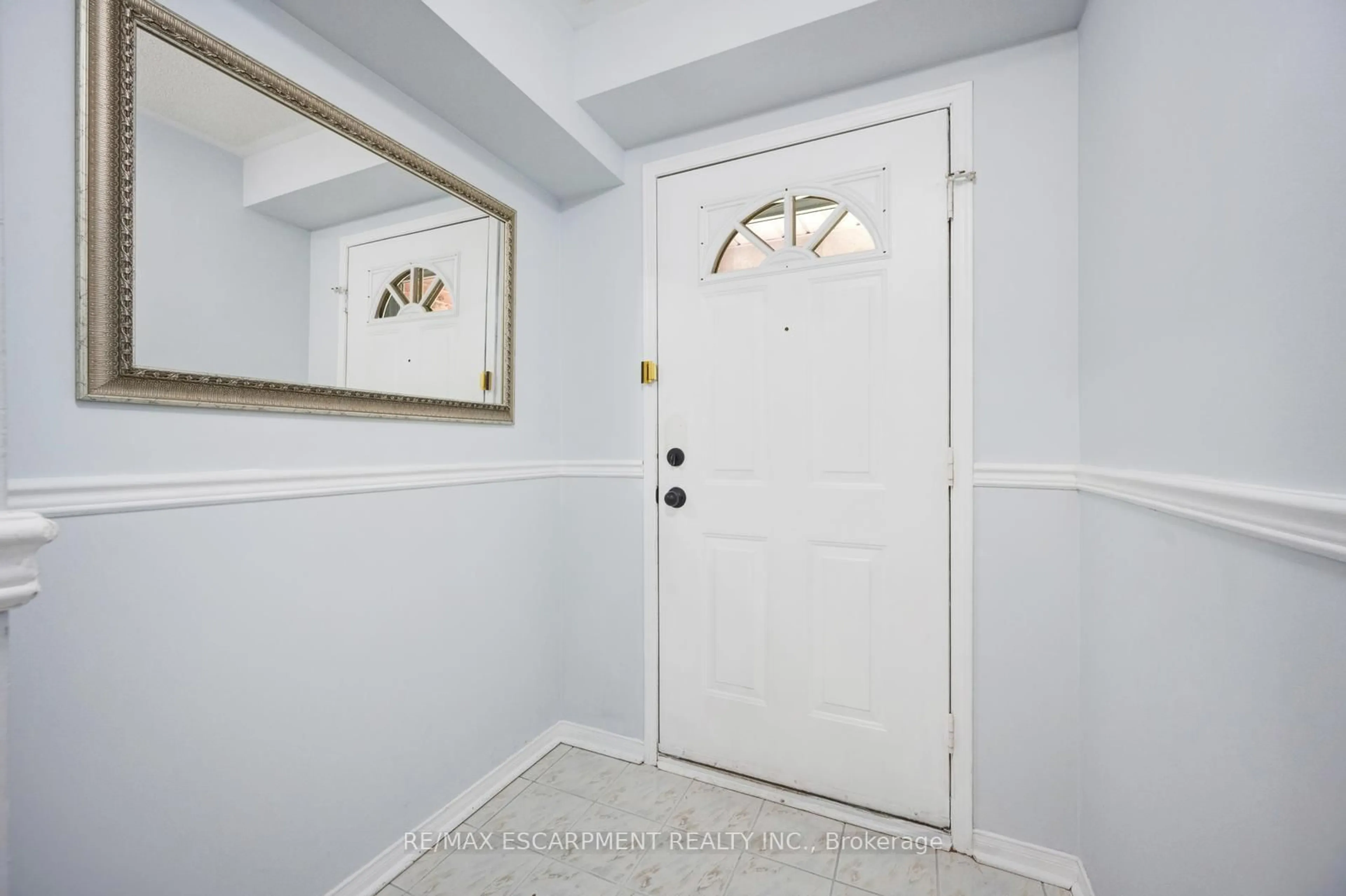 Indoor entryway for 55 Barondale Dr #32, Mississauga Ontario L4Z 3P9