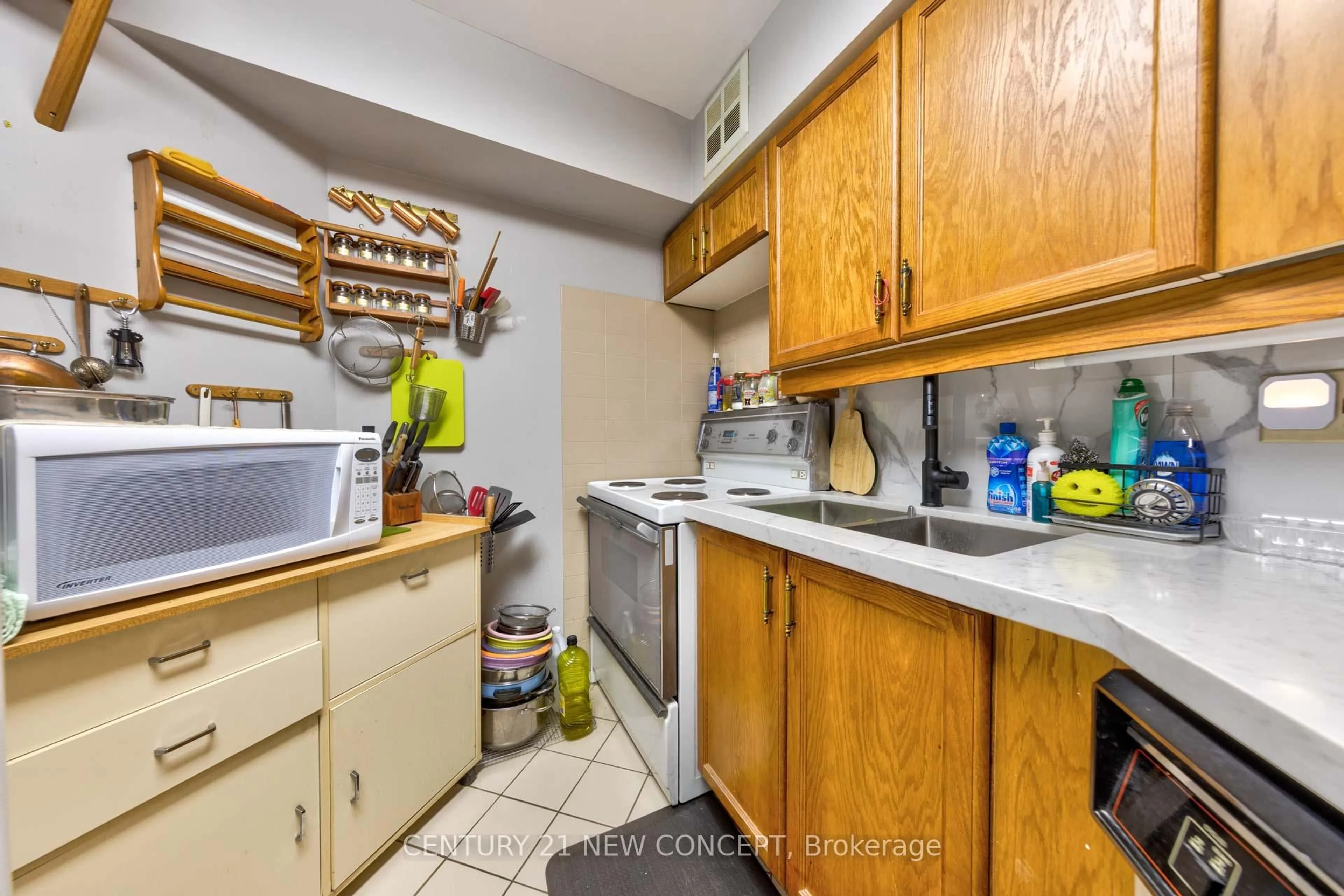 Standard kitchen, unknown for 22 Southport St #932, Toronto Ontario M6S 4Y9