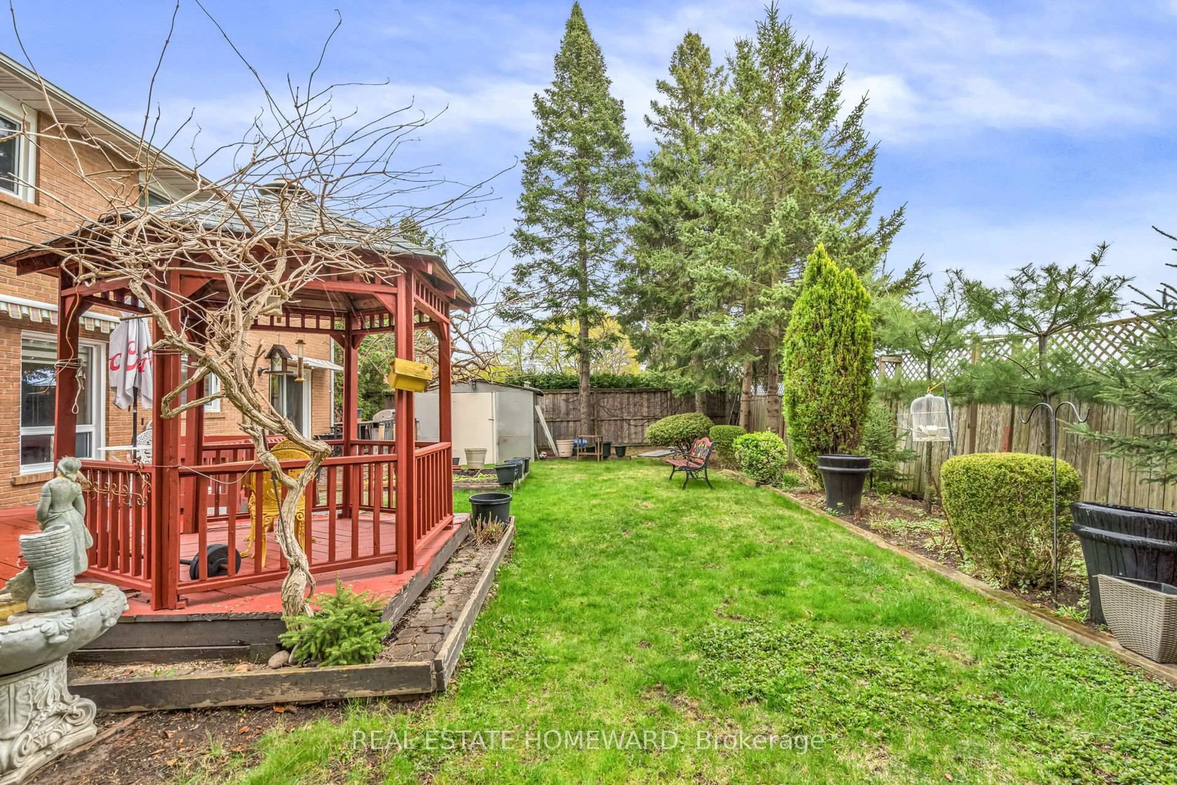 Patio, street for 2032 Shannon Dr, Mississauga Ontario L5H 3W3