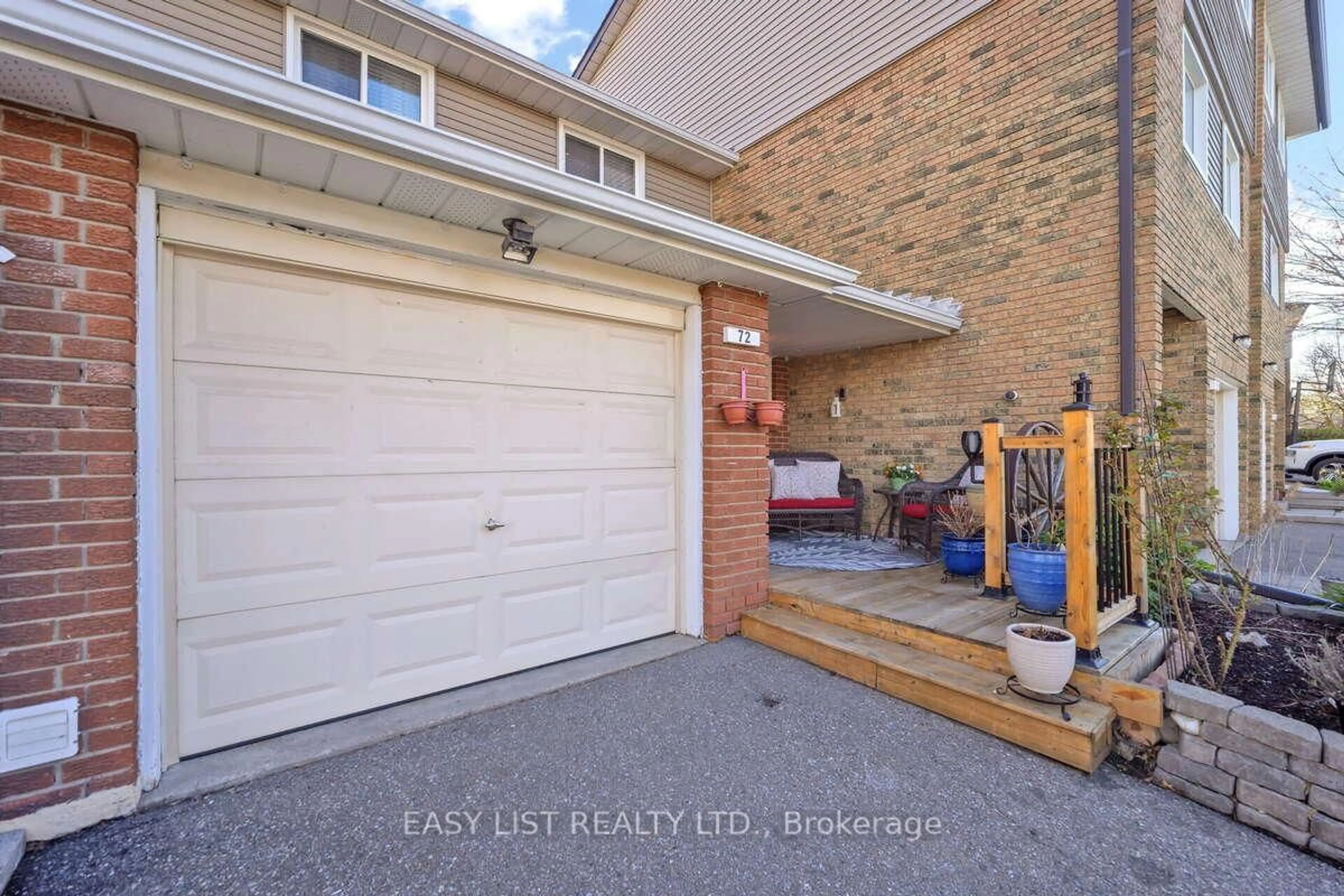 Indoor garage for 72 Carisbrooke Crt, Brampton Ontario L6S 3K1