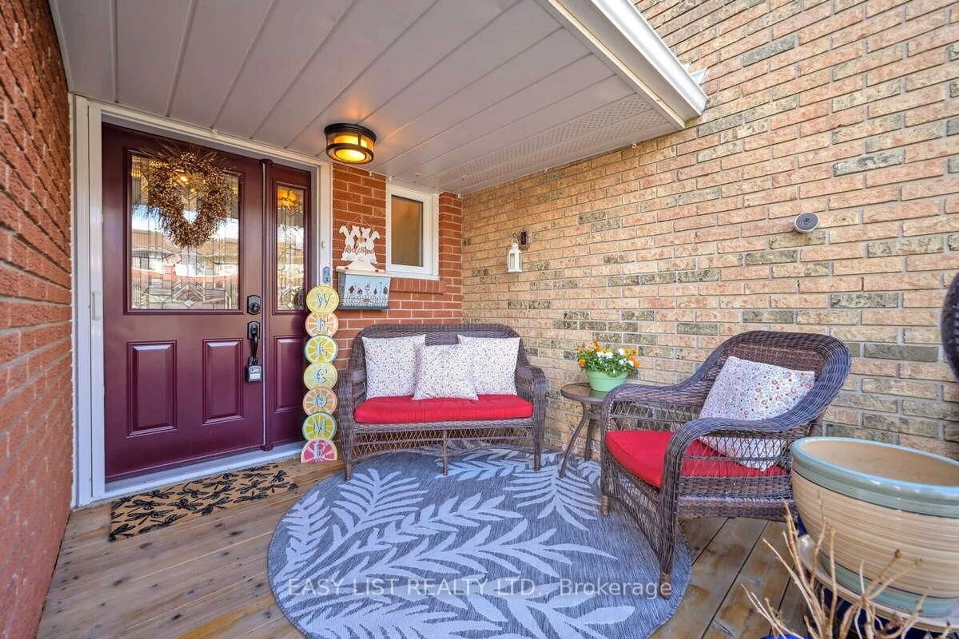 Patio, street for 72 Carisbrooke Crt, Brampton Ontario L6S 3K1
