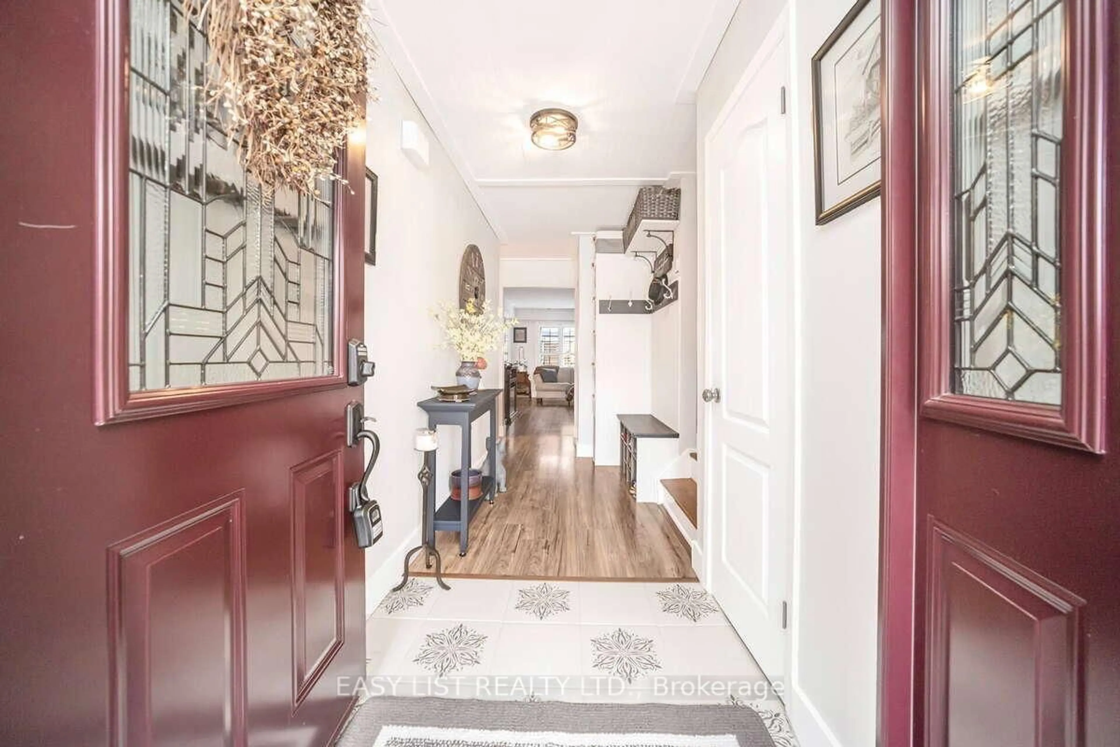 Indoor entryway for 72 Carisbrooke Crt, Brampton Ontario L6S 3K1