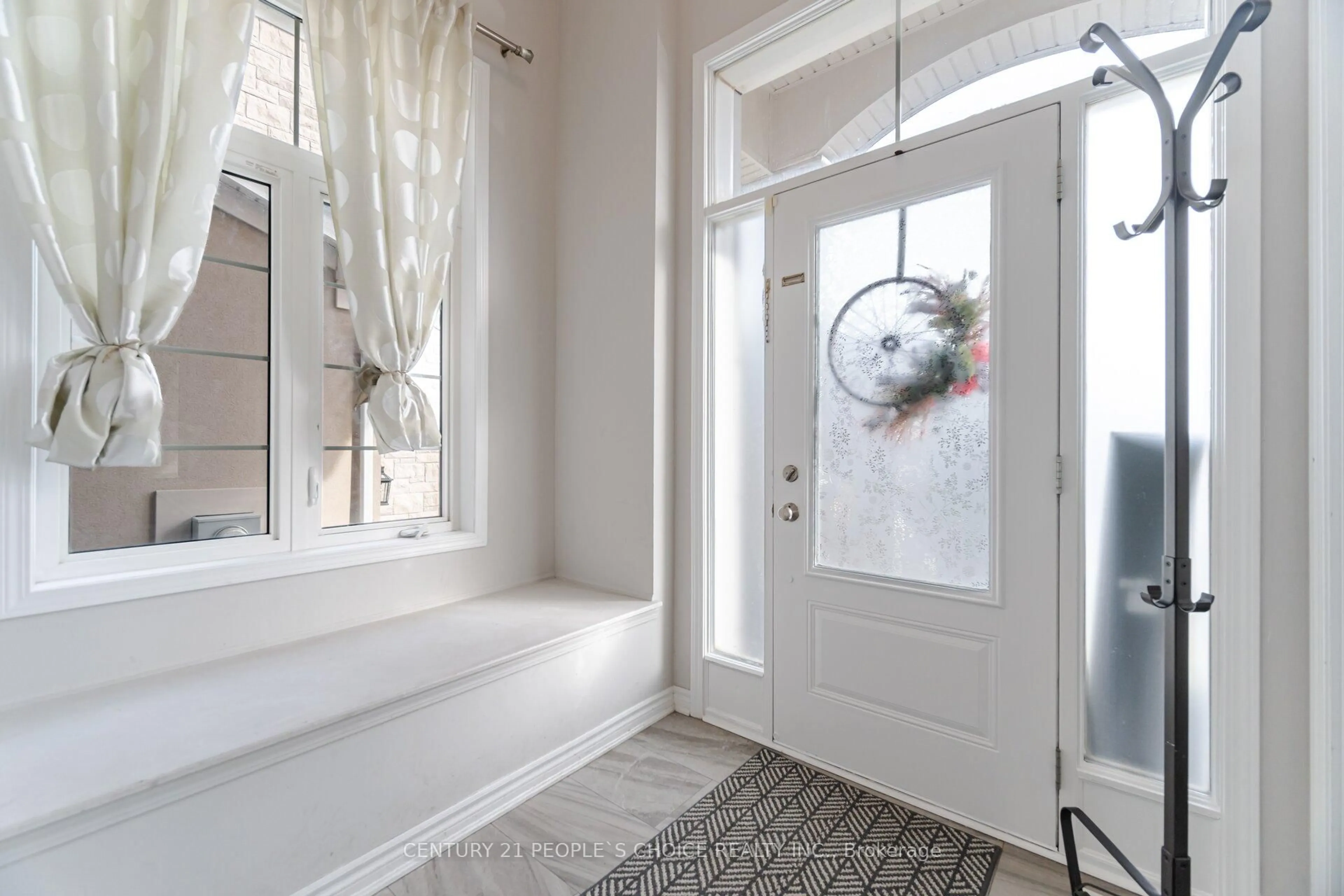 Indoor entryway for 1419 Chretien St, Milton Ontario L9E 1G7