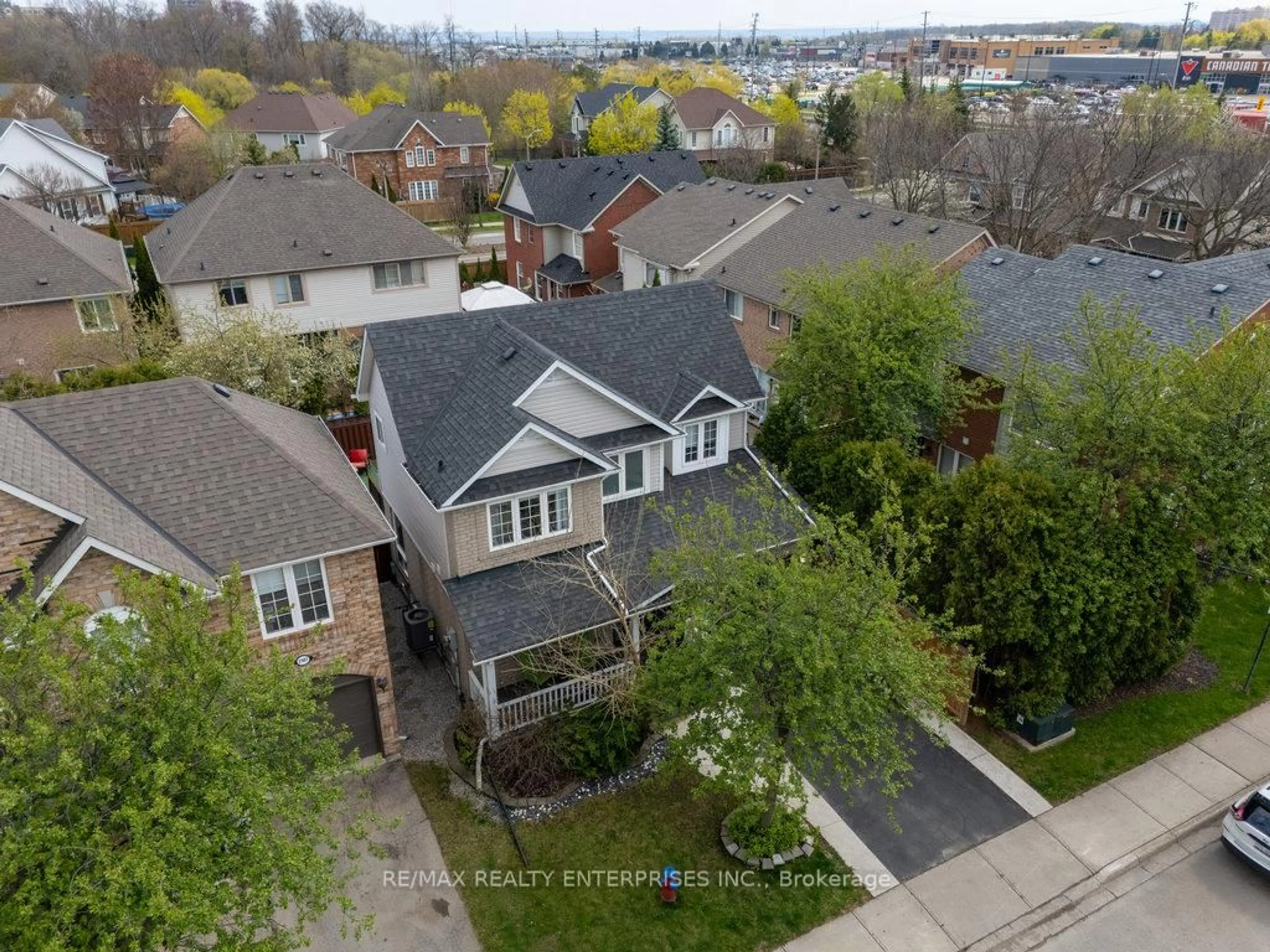 A pic from outside/outdoor area/front of a property/back of a property/a pic from drone, street for 2183 Birchleaf Lane, Burlington Ontario L7L 6G8