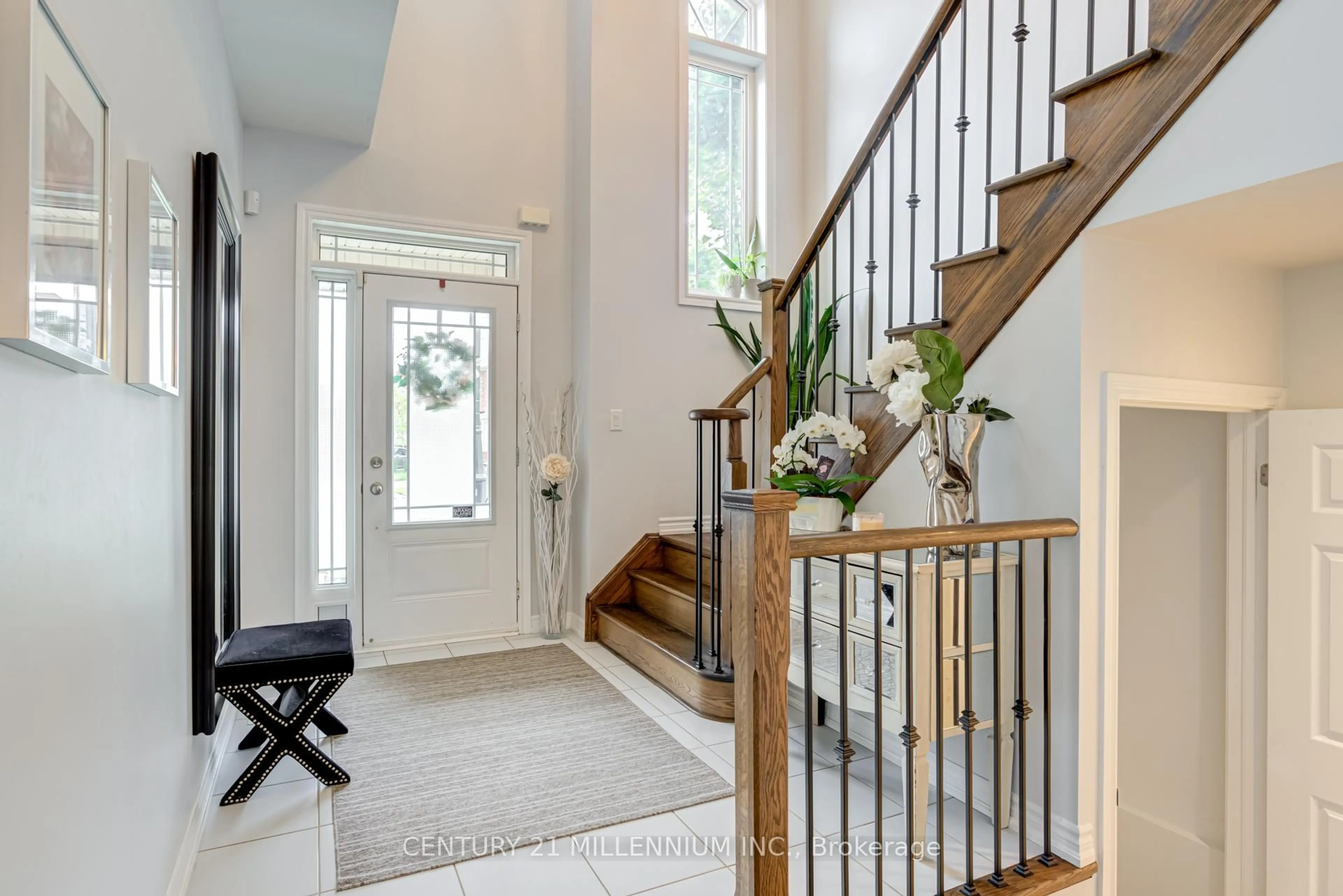 Indoor entryway for 100 Kempenfelt Dr, Brampton Ontario L7A 0A7