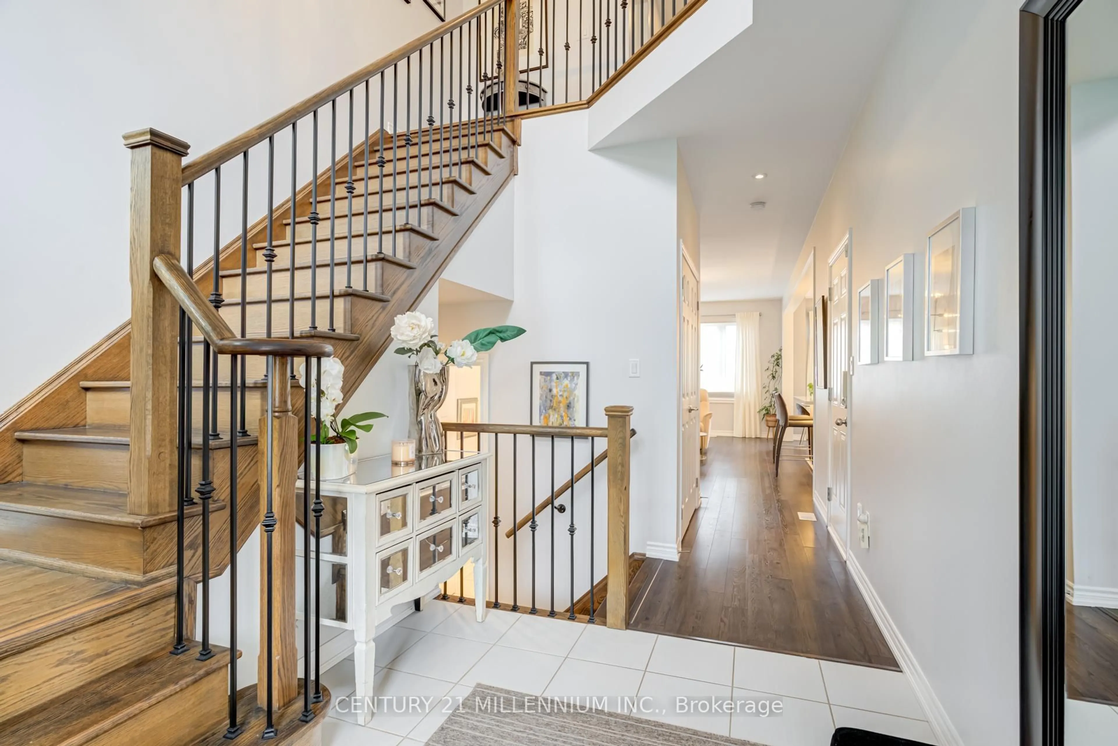 Indoor entryway for 100 Kempenfelt Dr, Brampton Ontario L7A 0A7