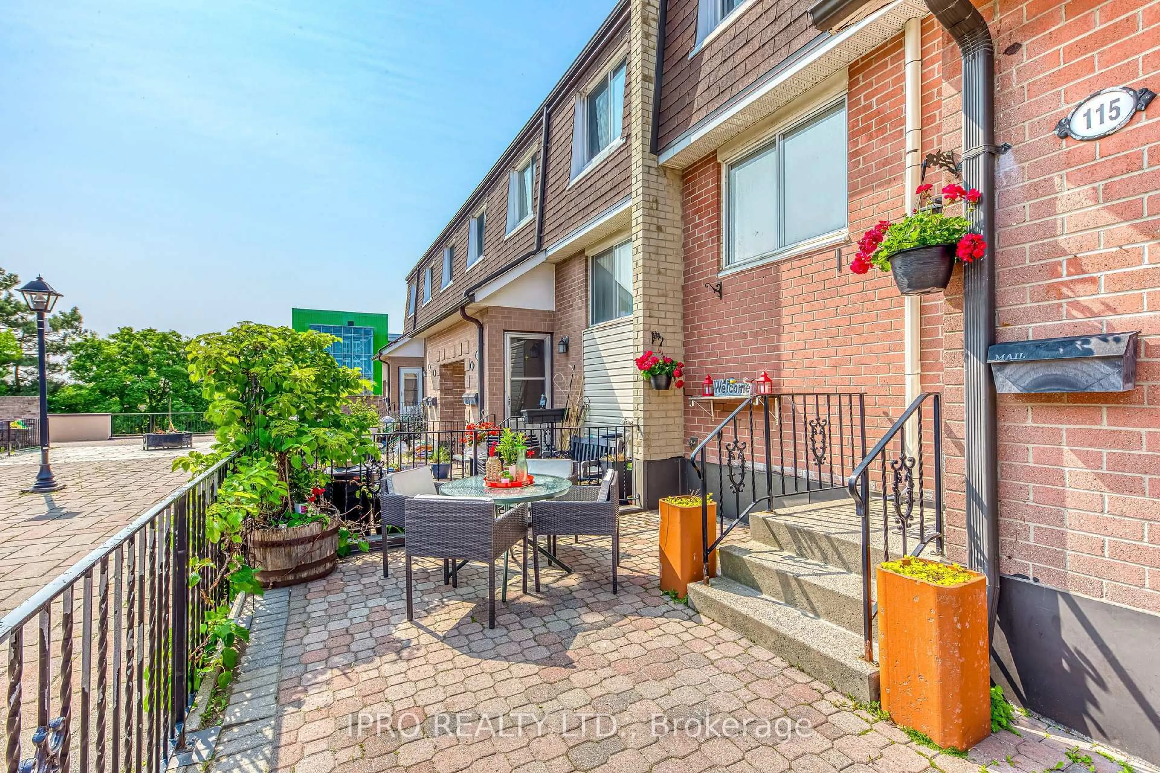 Patio, street for 2170 Bromsgrove Rd #115, Mississauga Ontario L5J 4J2
