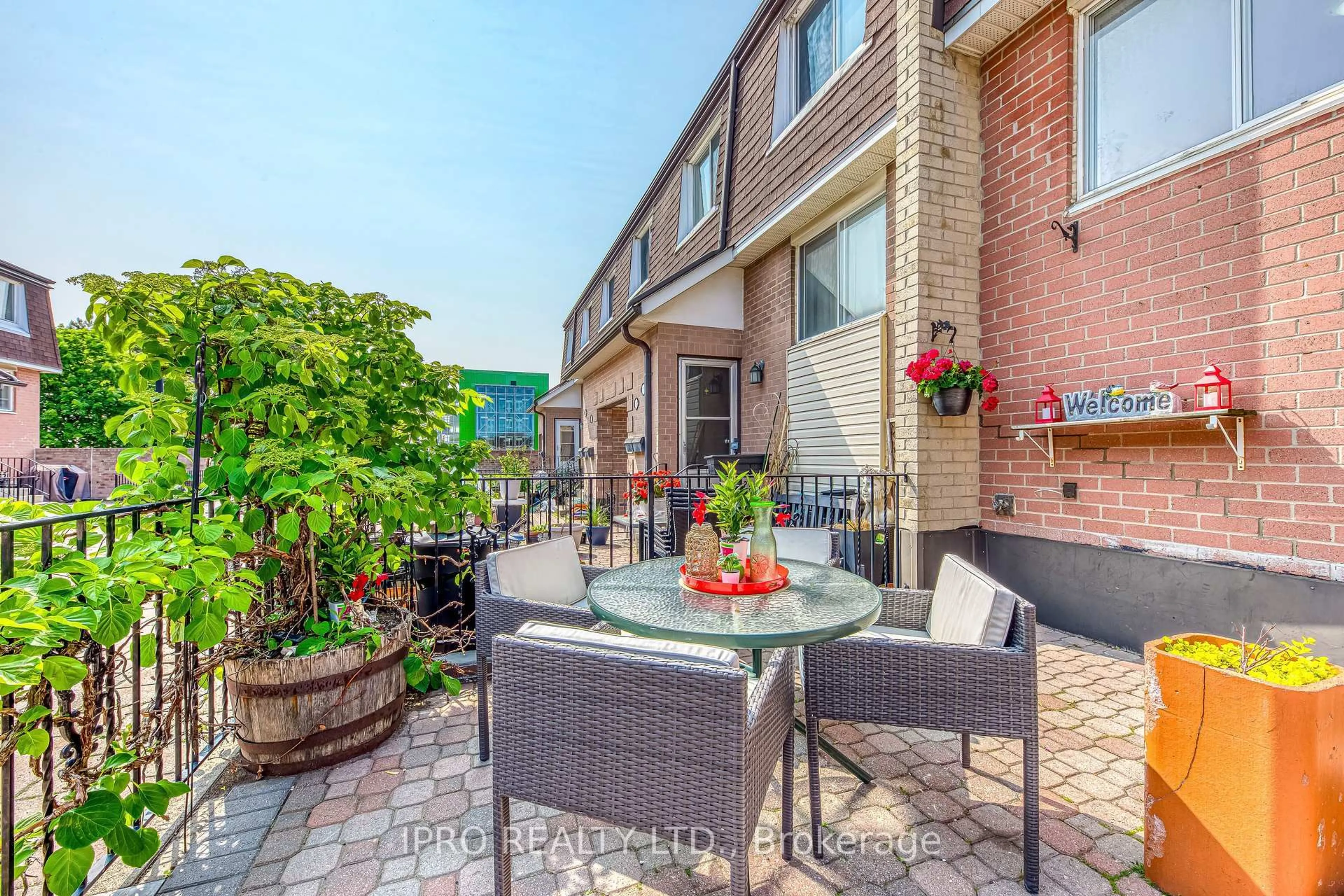 Patio, street for 2170 Bromsgrove Rd #115, Mississauga Ontario L5J 4J2