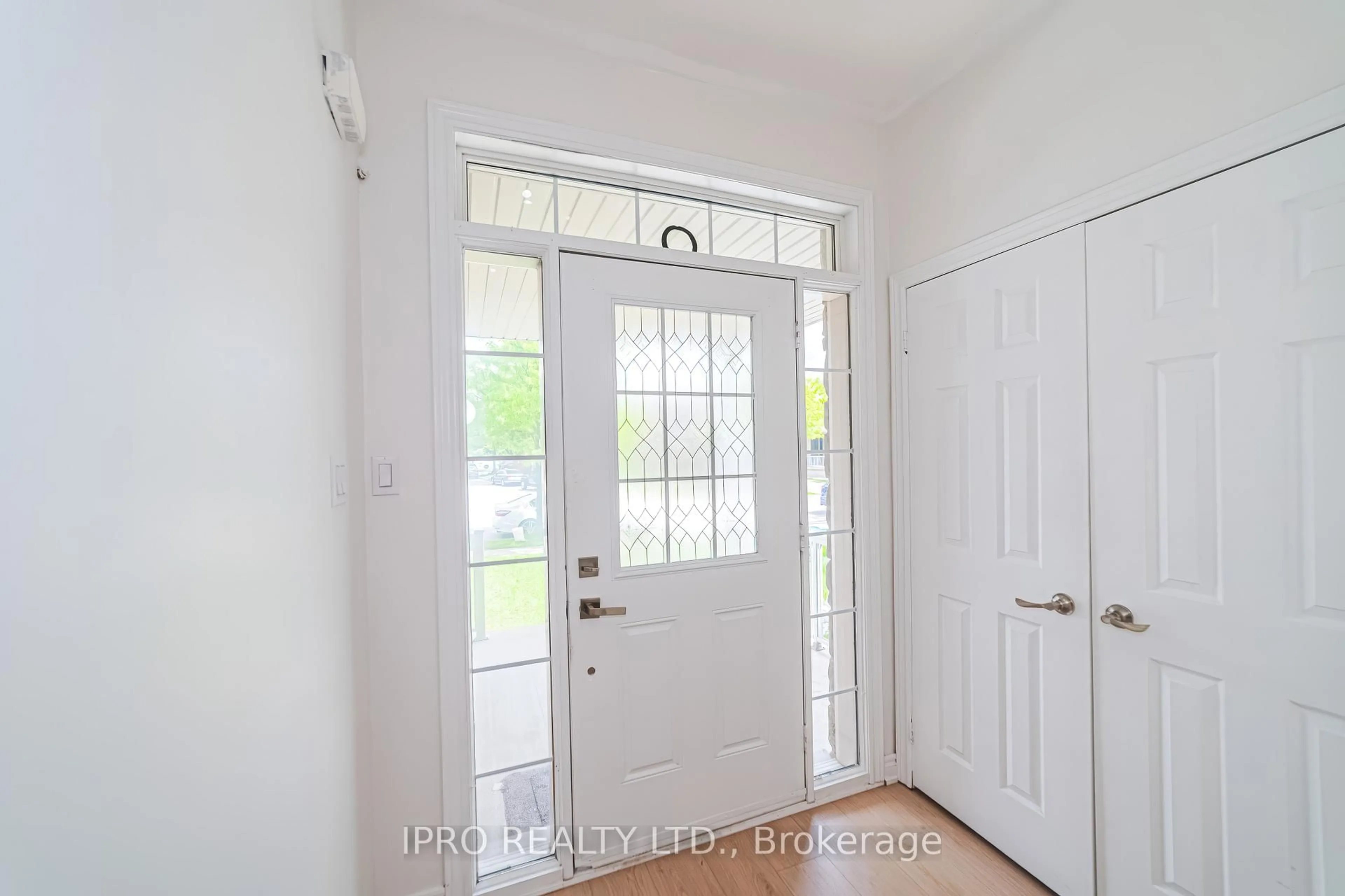 Indoor entryway for 14 Vanwood Cres, Brampton Ontario L6P 2X4