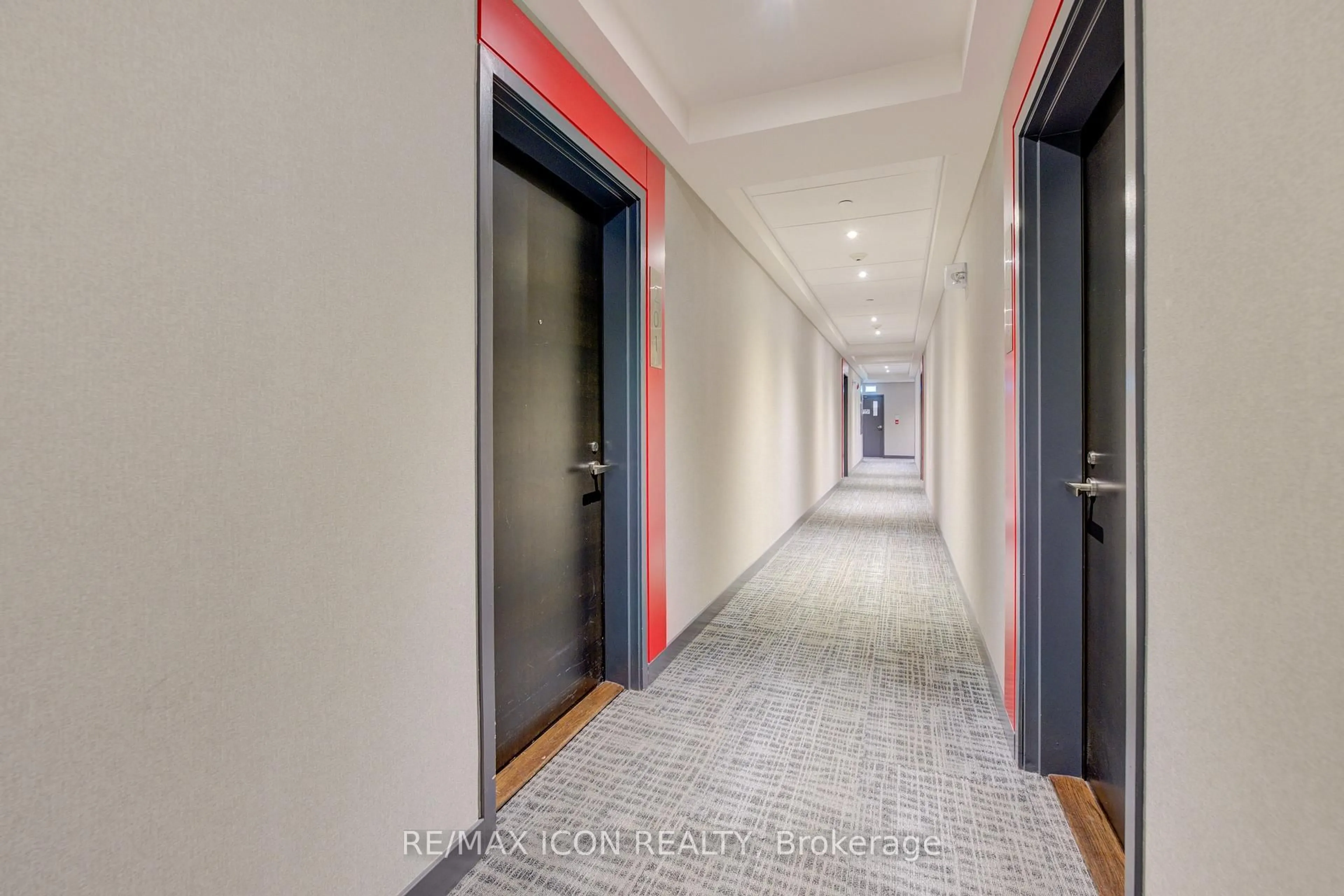 Indoor foyer for 5005 Harvard Rd #201, Mississauga Ontario L5M 0W5