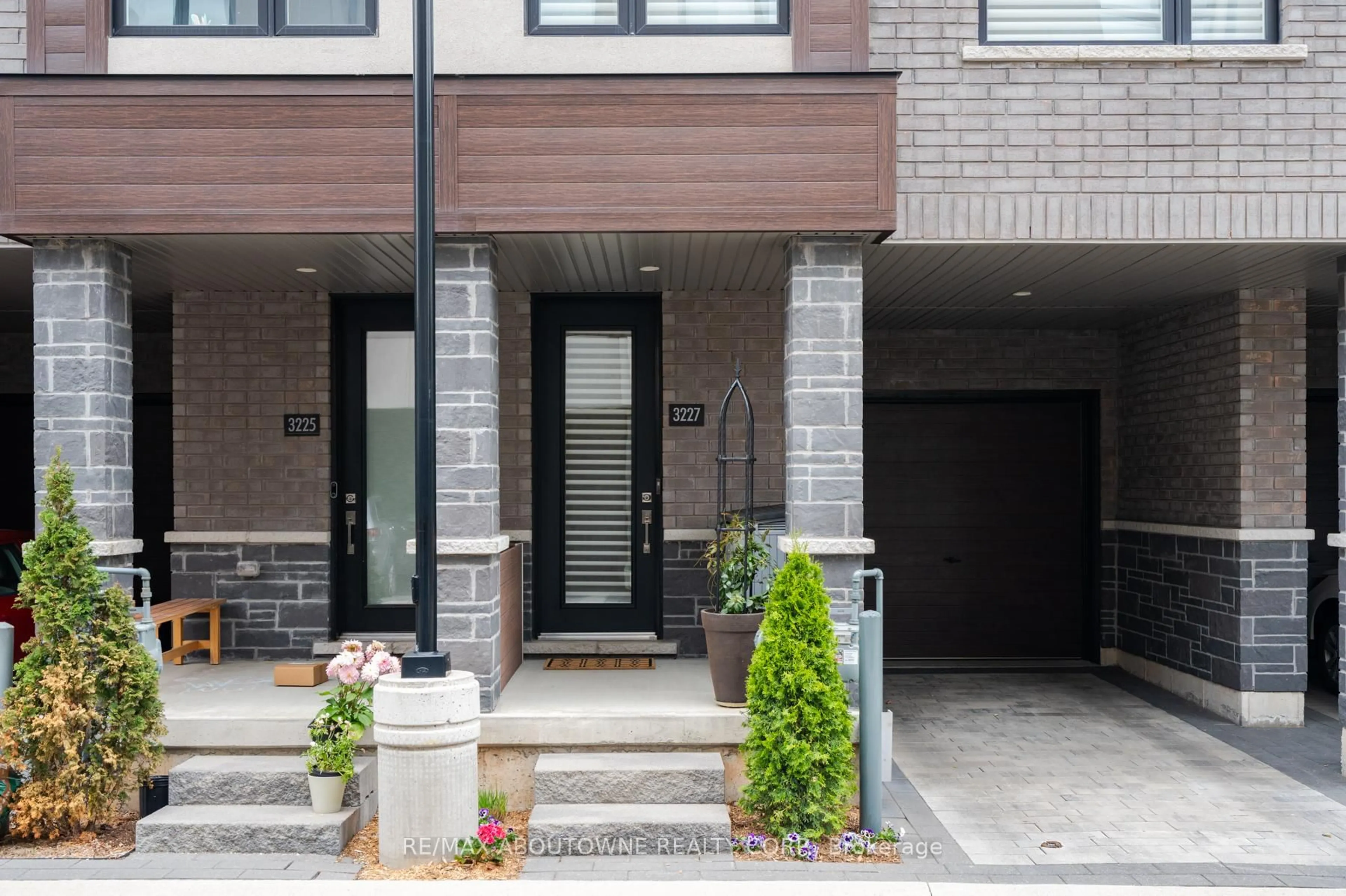 Home with brick exterior material, street for 3227 Ellyn Common, Burlington Ontario L7N 0A3