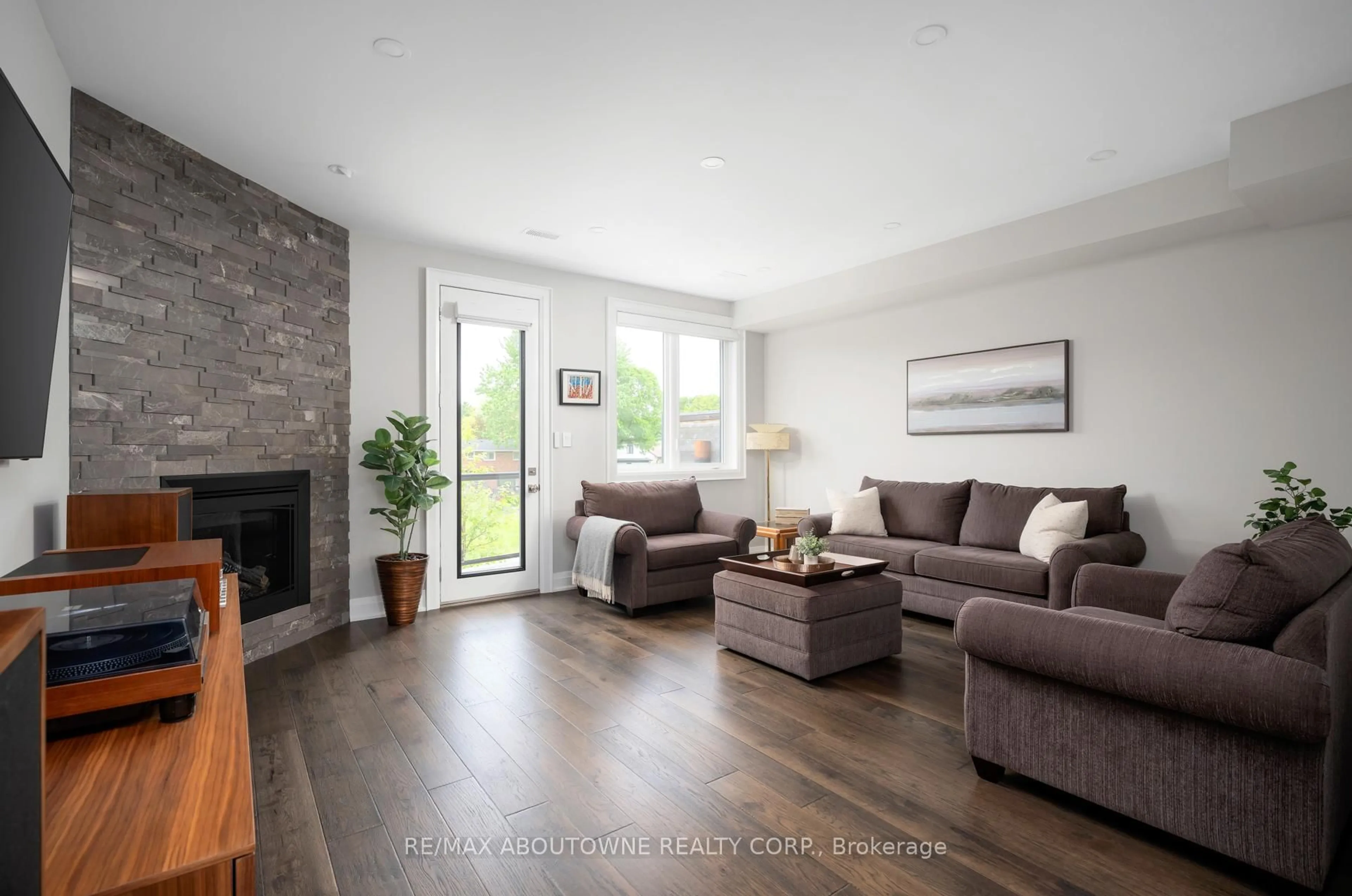 Living room with furniture, unknown for 3227 Ellyn Common, Burlington Ontario L7N 0A3