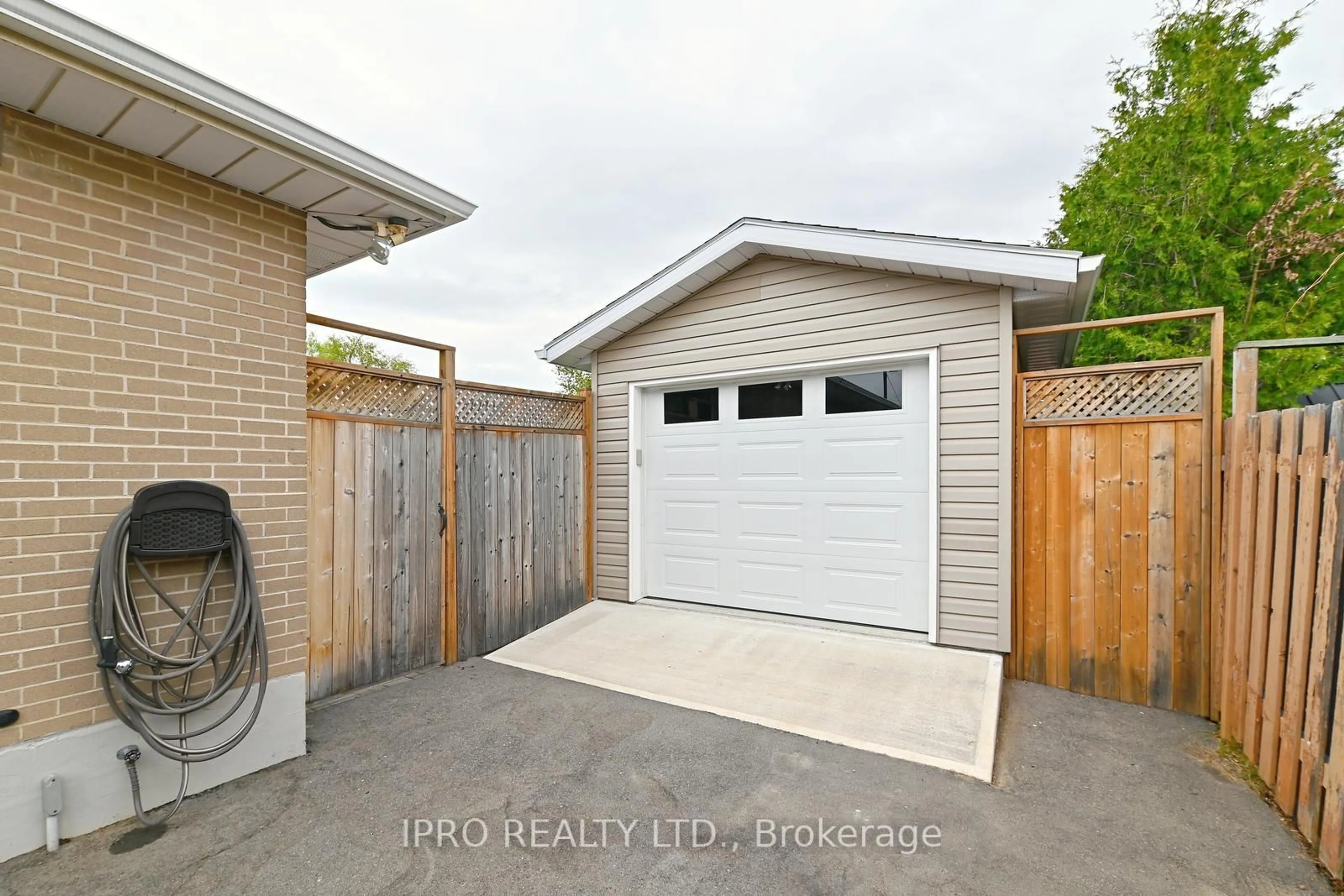 Indoor garage for 44 Moultrey Cres, Halton Hills Ontario L7G 4N5