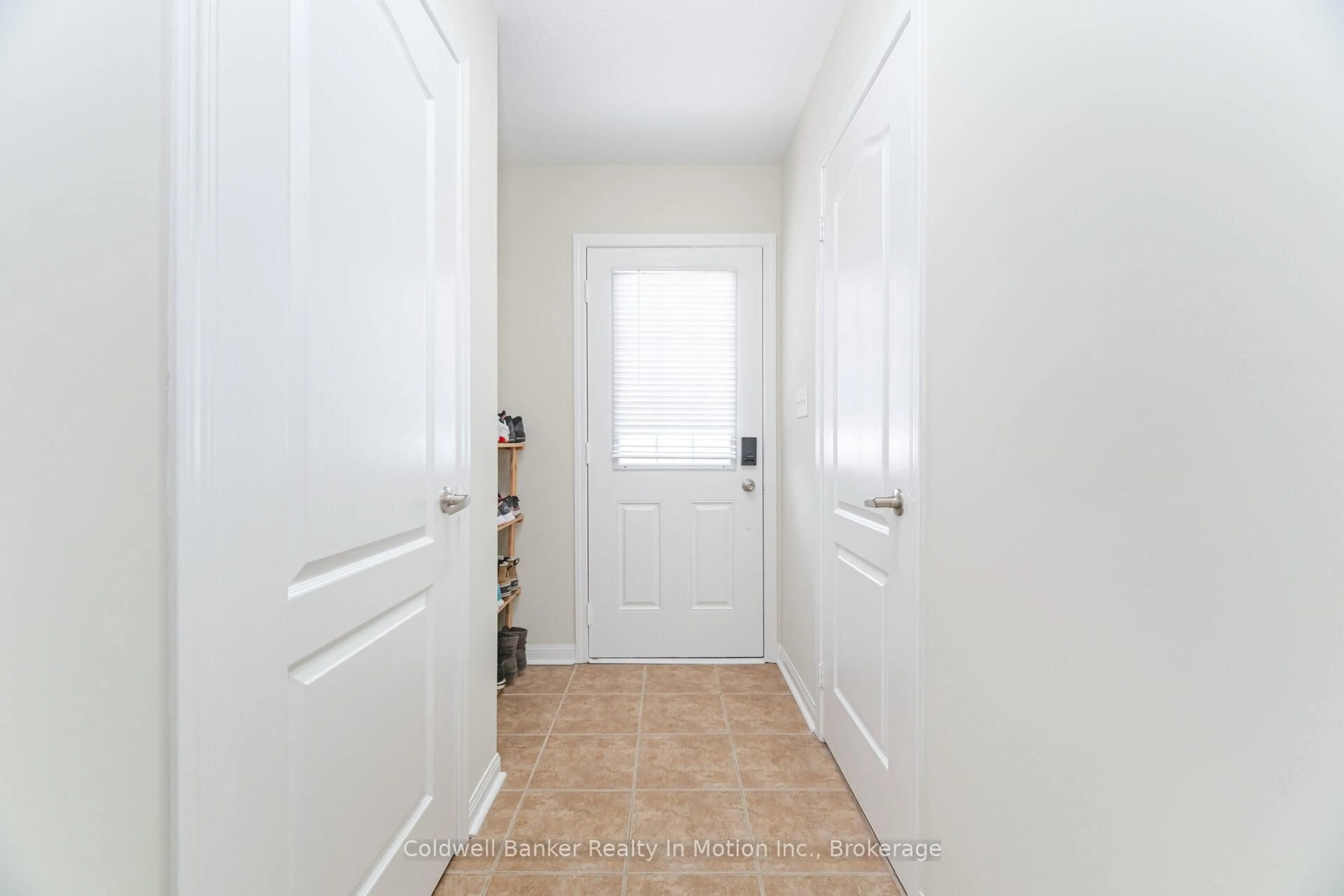 Indoor entryway for 3040 Dewridge Ave, Oakville Ontario L6M 5H9